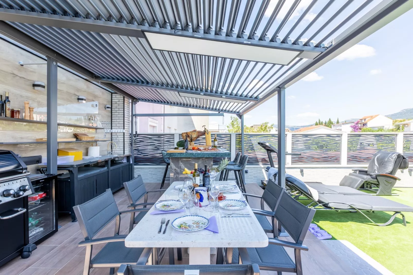 Apartment Merita - Two Bedroom Apartment with Balcony-Eetkamer