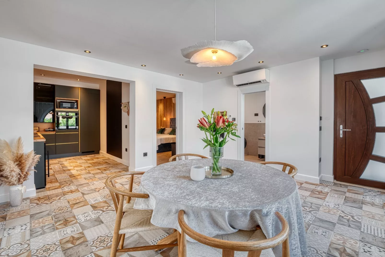 Luxury SPA B.one Apartment - Two Bedroom Apartment with Private Pool and Hot Tub-Eetkamer