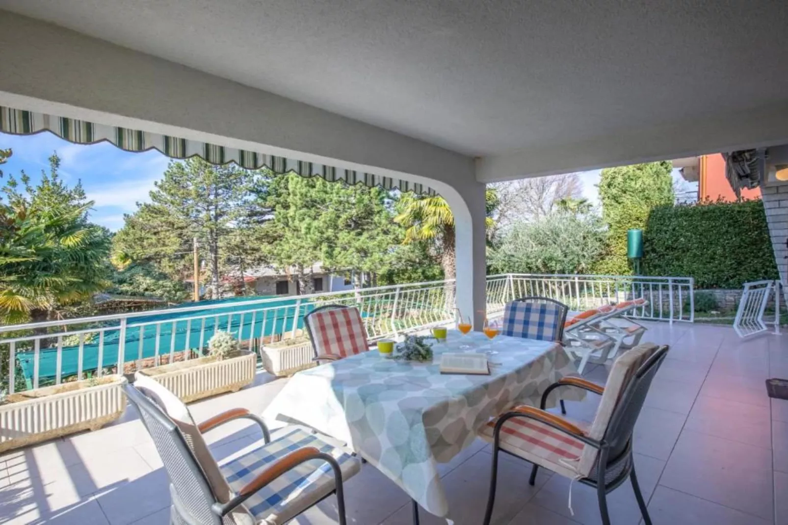 Apartment Villa Mirna - One Bedroom Apartment with Balcony and Garden View-Terrasbalkon