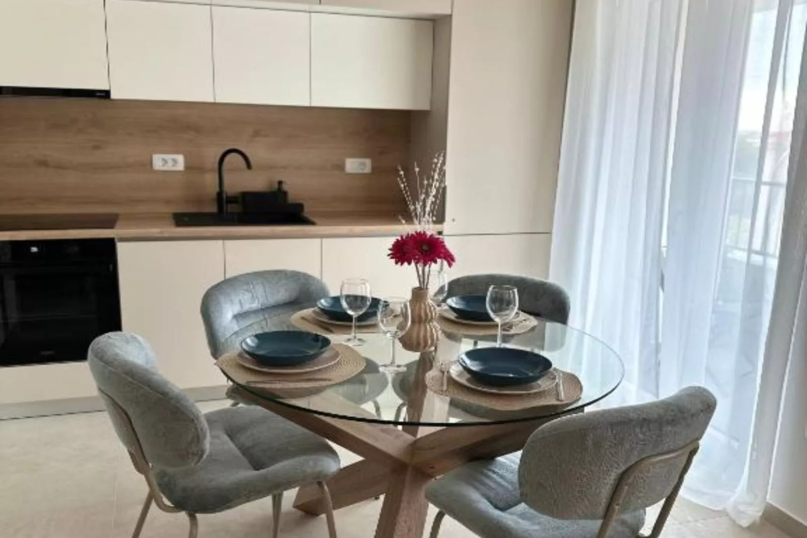One Bedroom Apartment with  Balcony and City View-Eetkamer