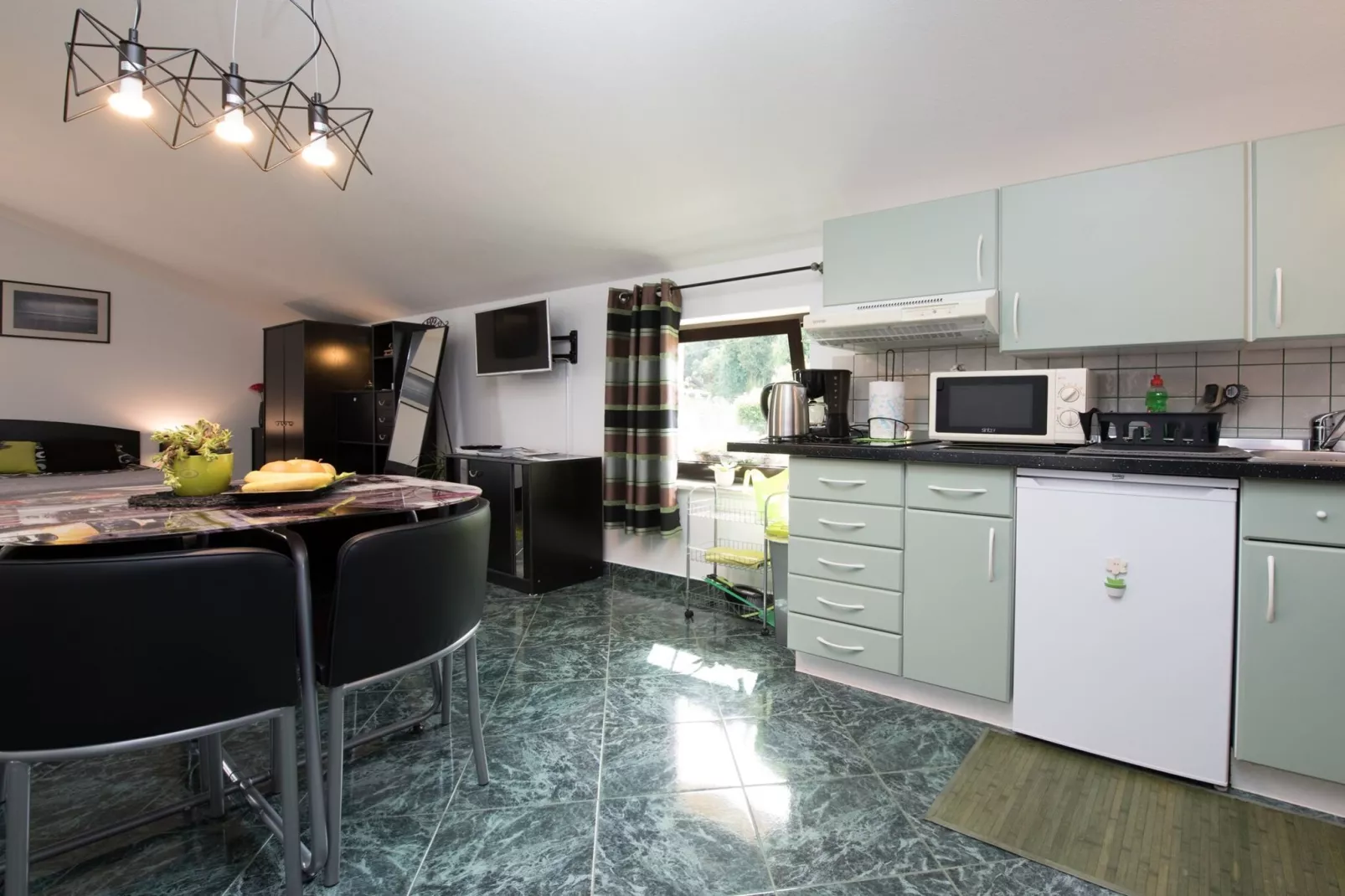 Stylish Lovran Sea View Apartments - Studio Apartment with Balcony and Sea View-Keuken