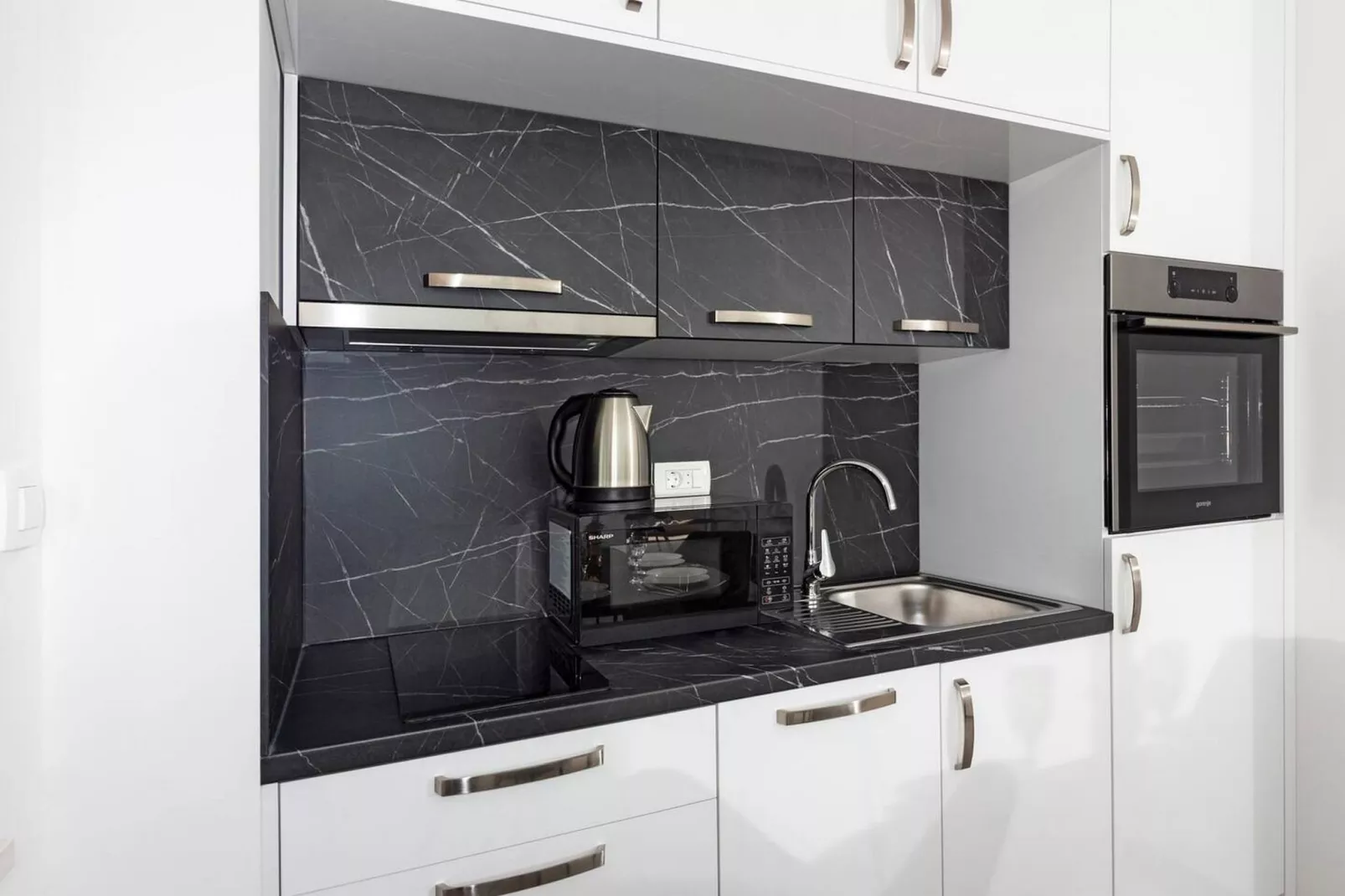 Modern Apartments with Private Balcony - Premium One Bedroom Apartment (Owner S2)-Keuken