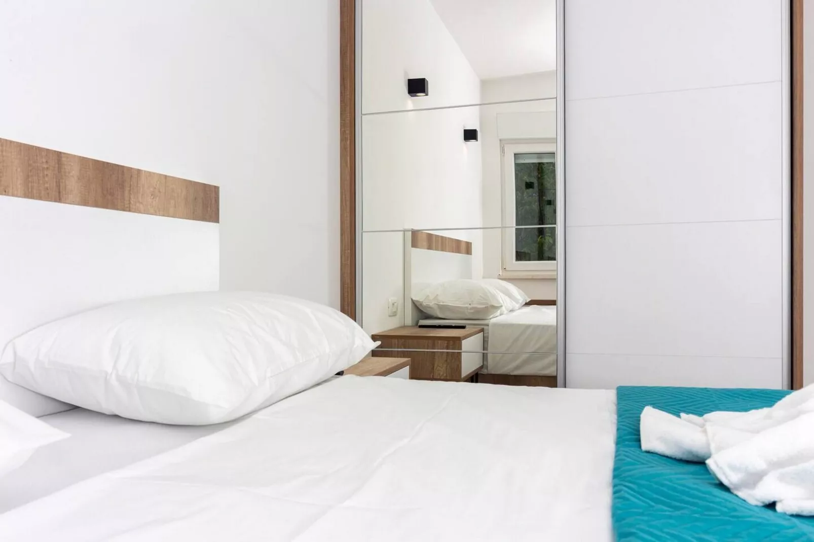 Modern Apartments with Private Balcony - Deluxe One Bedroom Apartment (Owner S3)-Slaapkamer