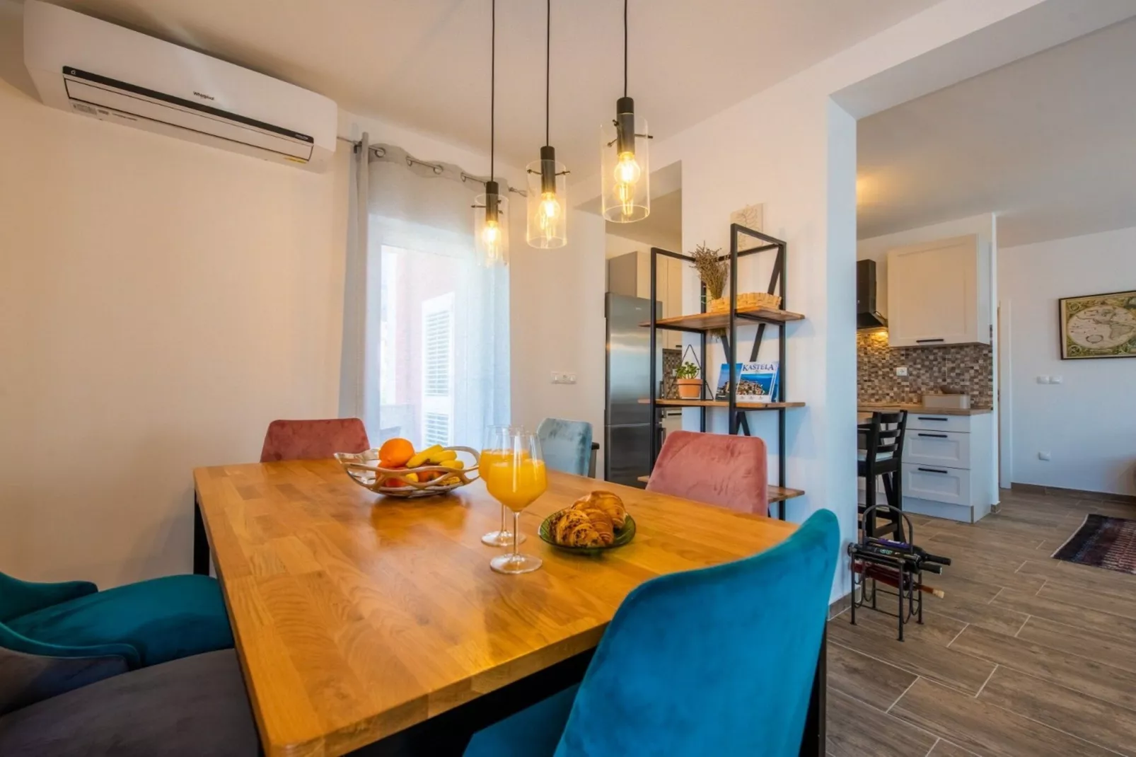 Charming and Tranquil Kastel Gomilica Apartment with Balcony and Patio - Three Bedroom Apartment-Eetkamer