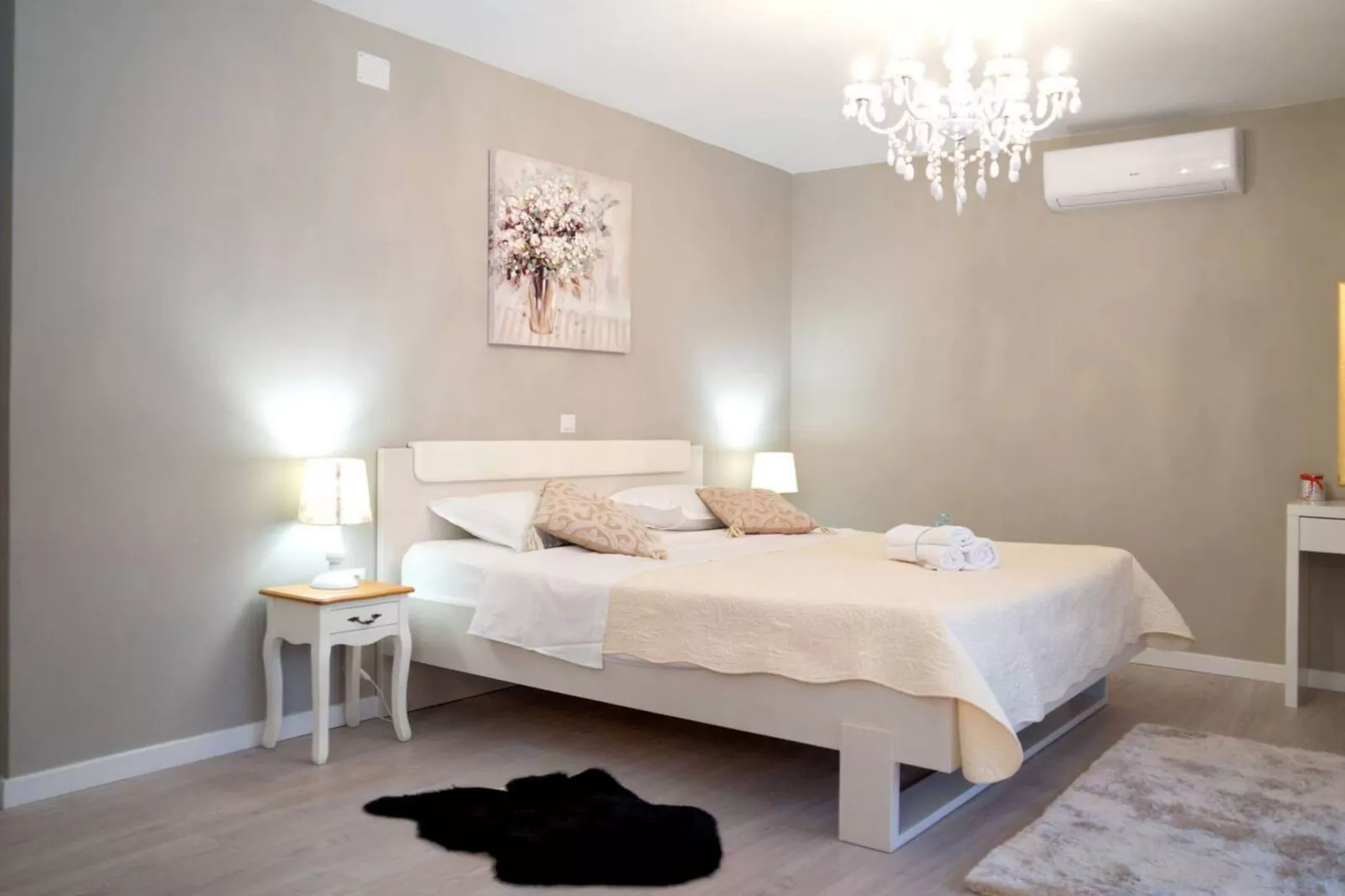 Peaceful Escape with Mountain Views, Heated Pool and Modern Amenities in Radošić - Four Bedroom Villa-Slaapkamer