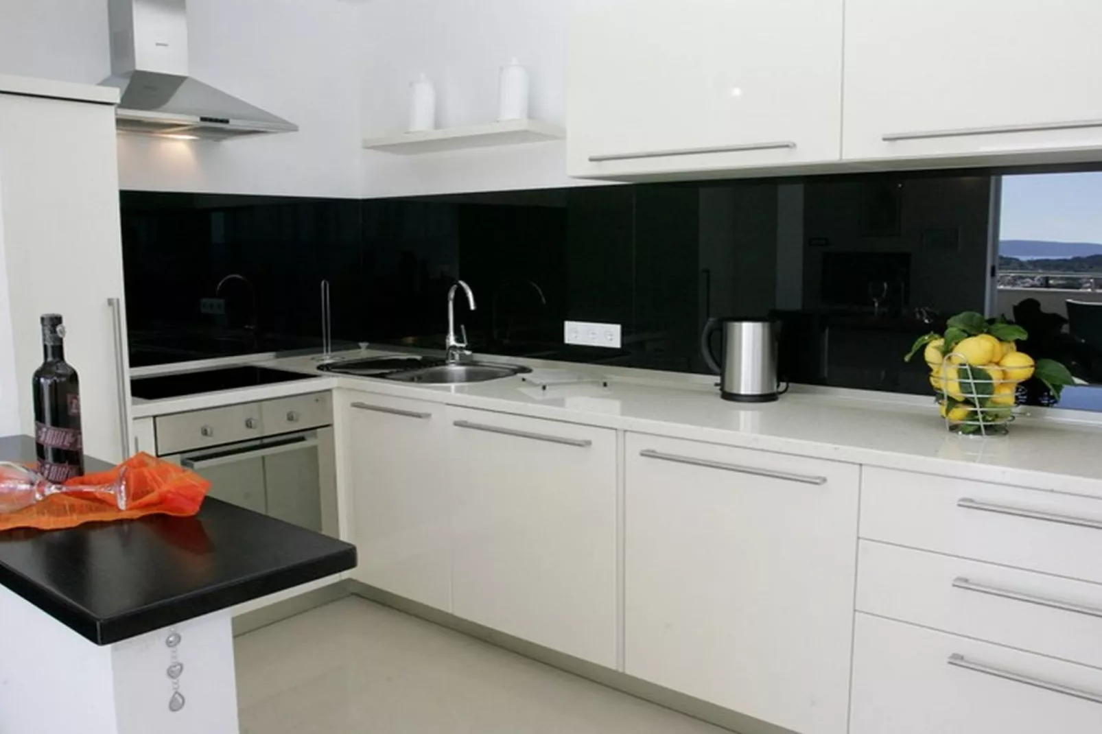 Okrug Gornji Luxurious Escape Villa with Pool - Five Bedroom Villa with Pool-Keuken