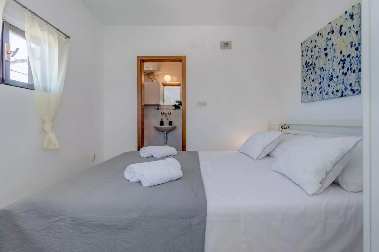 Seaside Getaway Holiday Home with Patio Slatine - Three Bedroom Holiday Home-Slaapkamer