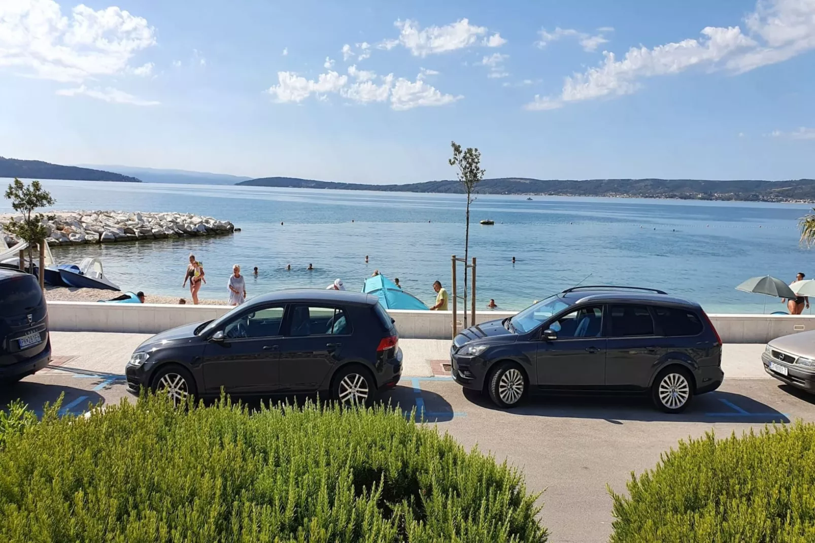 Spacious Apartment Steps from the Beach, with Private Terrace and Grill - Three Bedroom Apartment-Buitenlucht