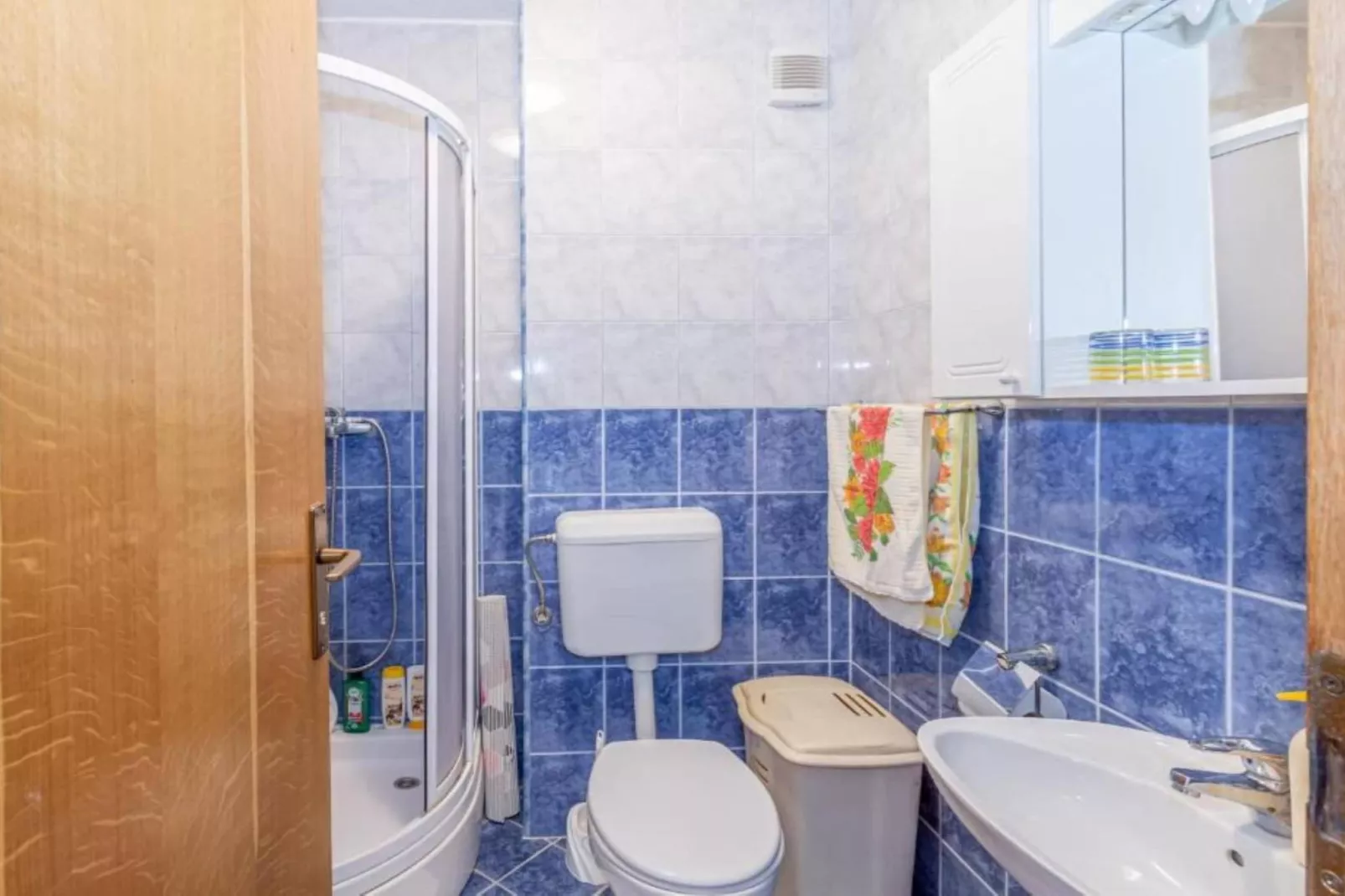 Charming and Cozy Okrug Gornji Apartment with Balcony - One Bedroom Apartment with Balcony-Badkamer