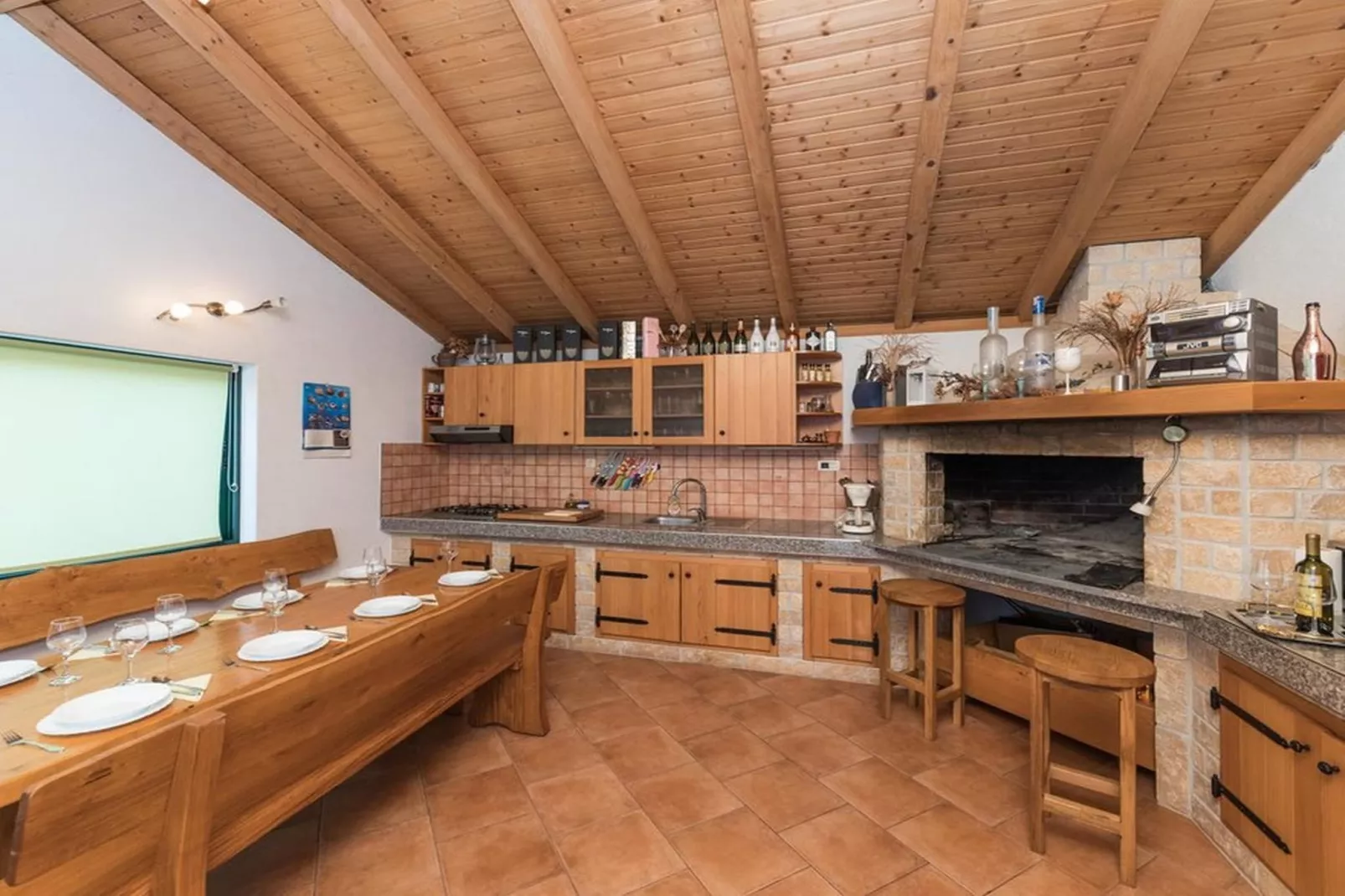 Relaxing Holiday Home with Pool, Fitness Area, and Entertainment Facilities - Six Bedroom Holiday Home-Eetkamer