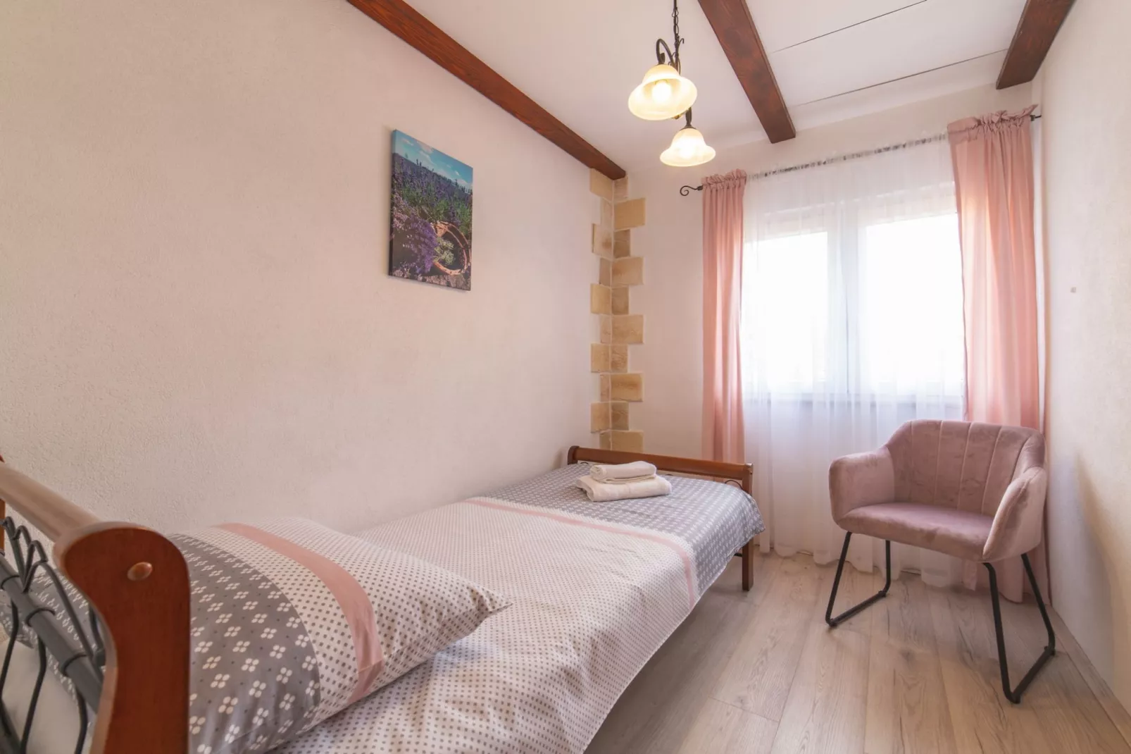 Serene Retreat Holiday Home with Pool - Two Bedroom Holiday Home with Pool-Slaapkamer