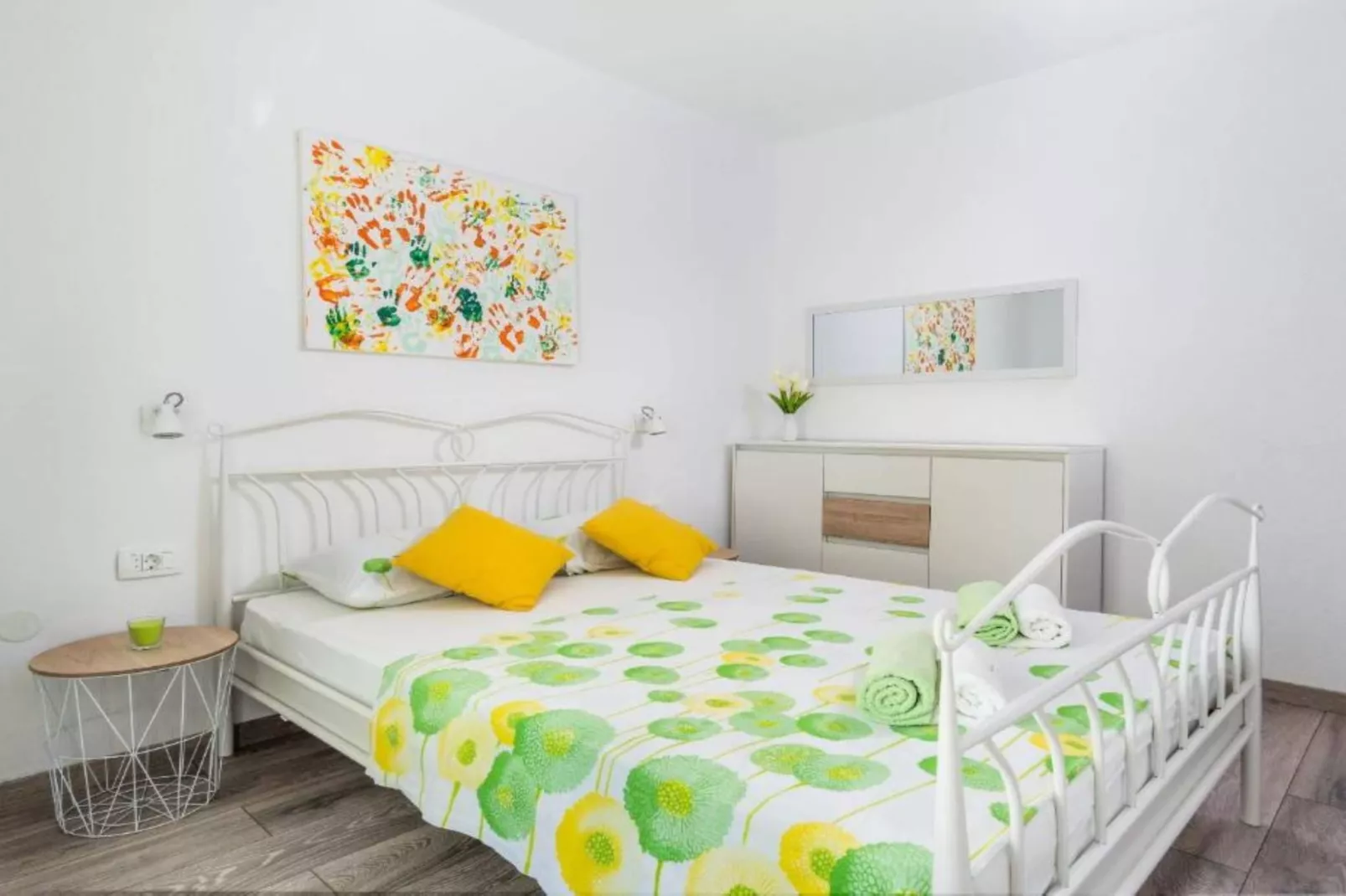 Tranquil Oasis Holiday Home Primorski Dolac with Pool - Three Bedroom Holiday Home with Pool-Slaapkamer