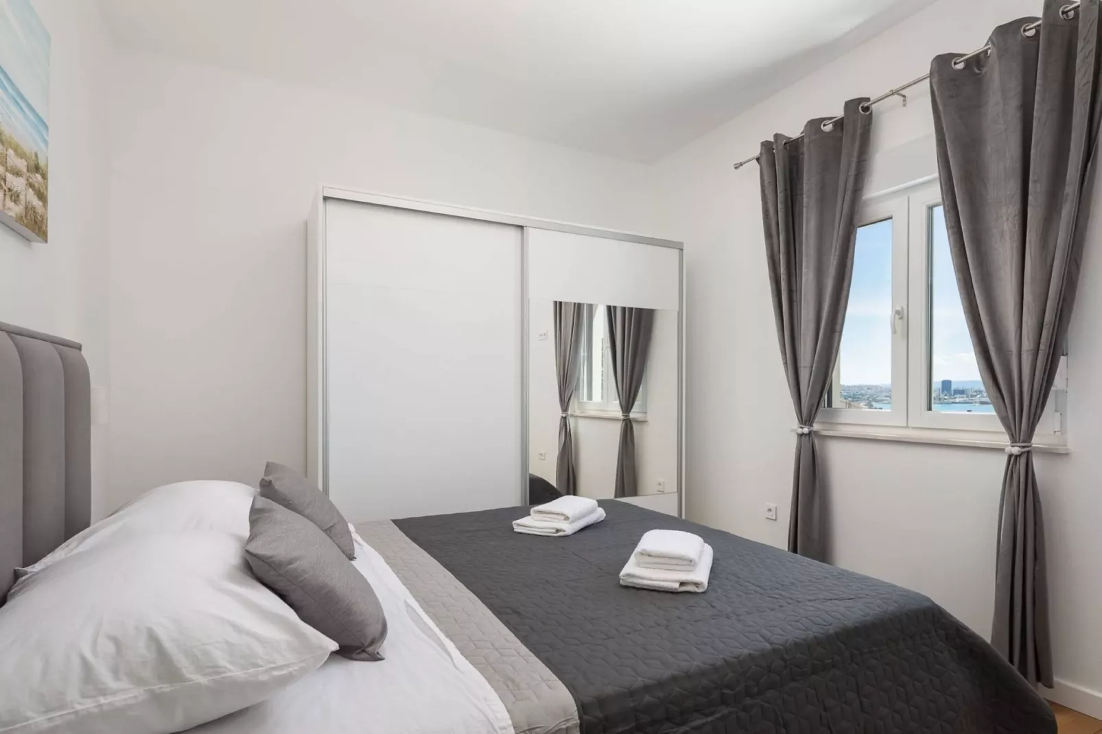 Contemporary Apartment with Terrace and Spacious Garden - Two Bedroom Apartment with Terrace-Slaapkamer
