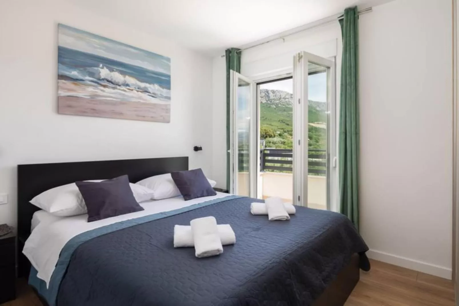 Shimmering Sea Apartment with Terrace - Four Bedroom Apartment with Terrace-Slaapkamer