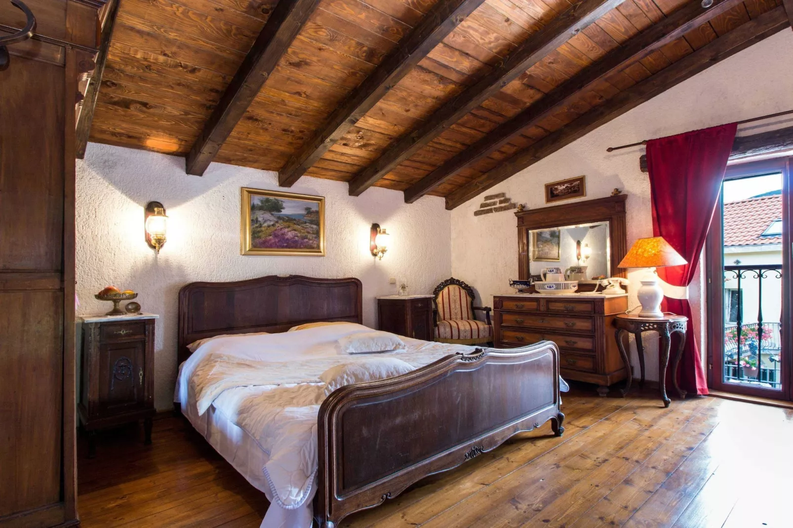 Authentic Dalmatian Hillside Escape with Pool, Sauna & BBQ - Seven Bedroom Holiday Home-Slaapkamer
