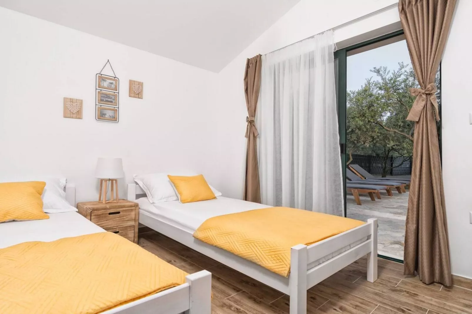 Hidden Gem Holiday Home with Pool in Kastel Stafilic - Two Bedroom Holiday Home with Pool-Slaapkamer
