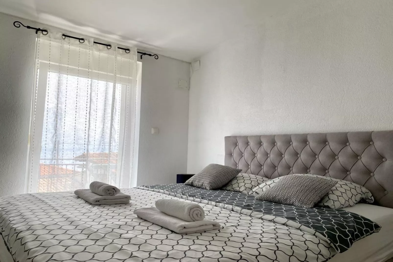 Luxury Lovran Apartments with Swimming Pool - Standard One Bedroom Apartment-Slaapkamer