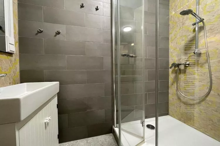 Modern & Charming - Free Private Parking - One Bedroom Apartment-Binnen