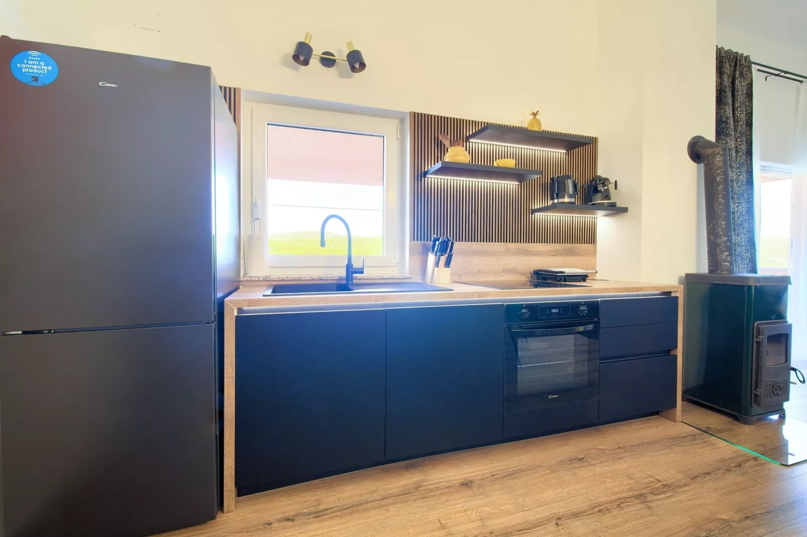 Elegant and Vibrant Apartment with Terrace and Sea View - Two Bedroom Apartment with Terrace and Sea View-Keuken