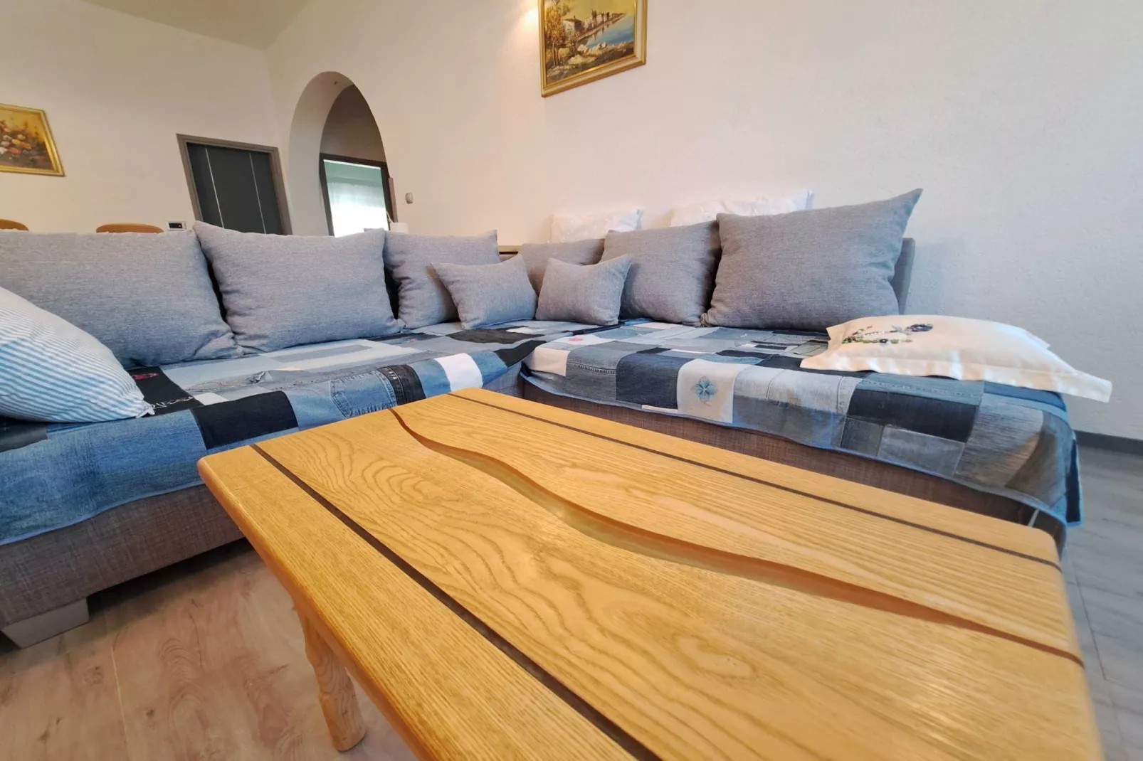 Spacious Urban Retreat Apartment with Terrace - Two Bedroom Apartment with Terrace-Woonkamer