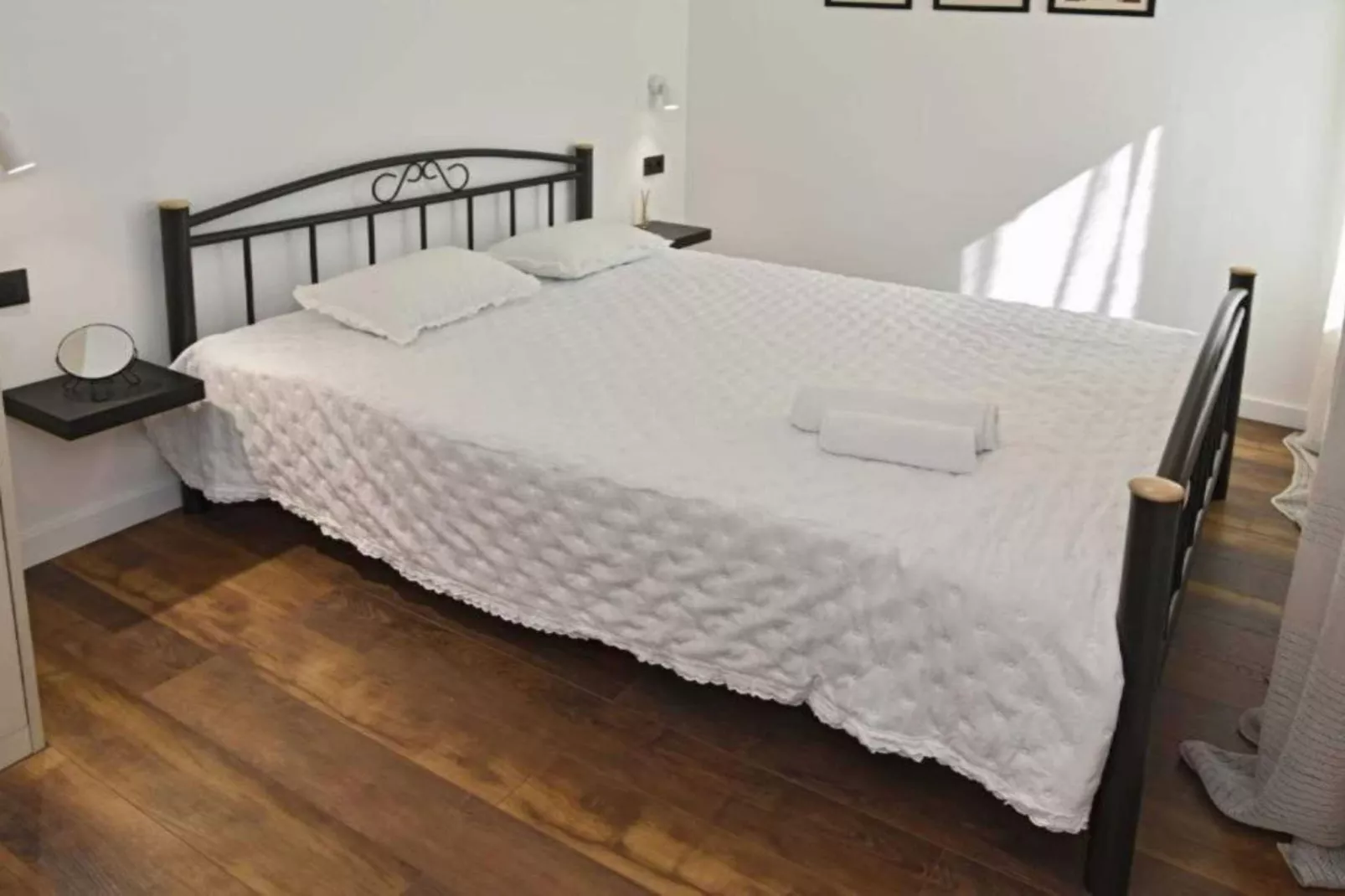 Luxury Slatine Apartments with Terrace and Garden - Two Bedroom Apartment with Terrace-Slaapkamer