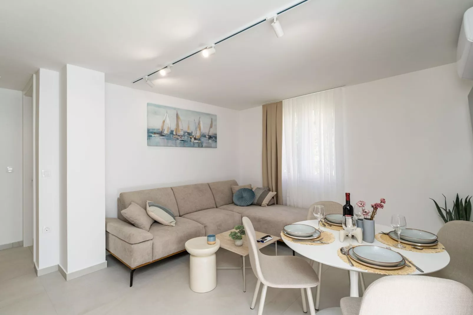 Modern City Escape with Balcony - Near the Ferry Port-Woonkamer