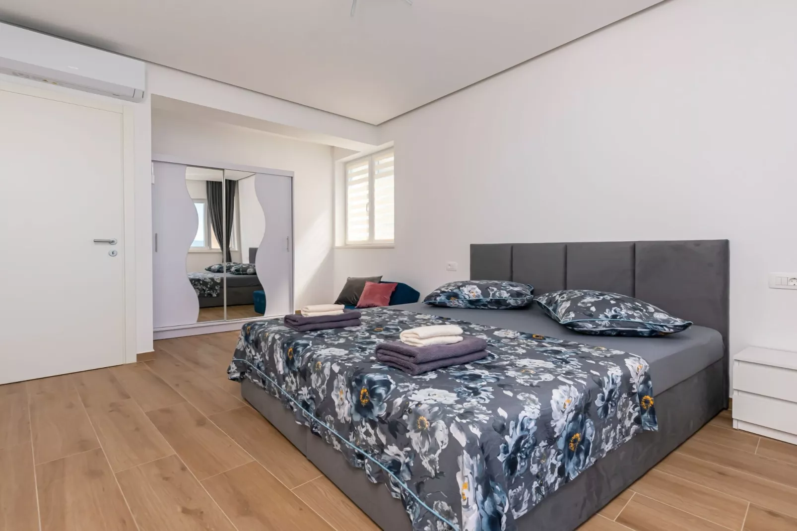 Apartments Hope (Dugi Rat) - Three-Bedroom Apartment with Jacuzzi  (Stanko)-Slaapkamer