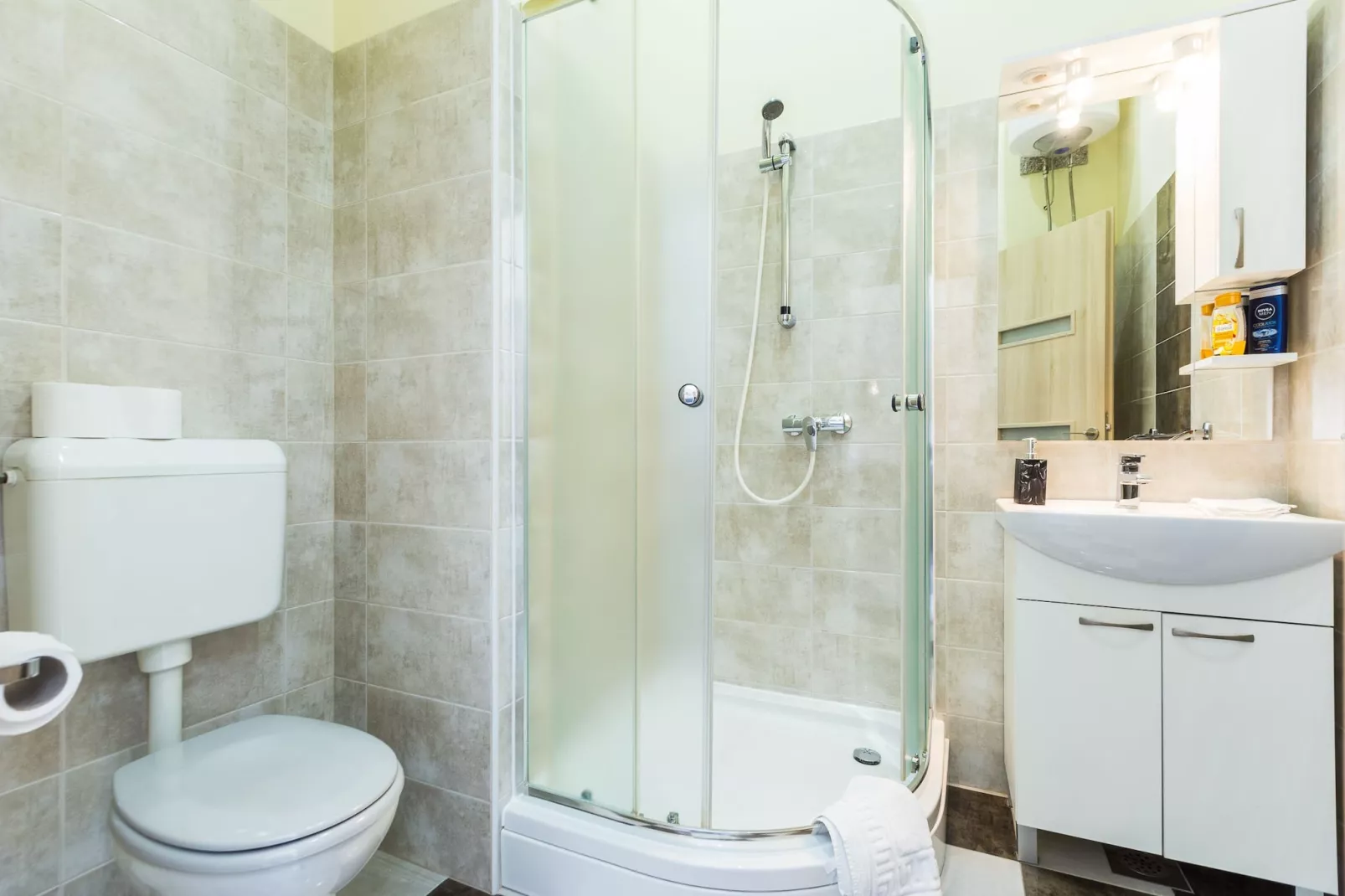 Charming and Historic Old Town Apartments - Studio Apartment-Badkamer