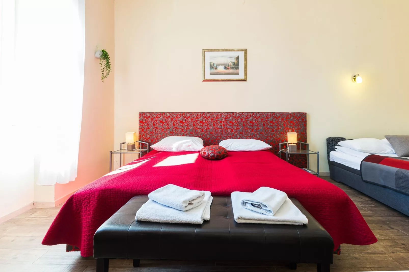 Charming and Historic Old Town Apartments - One Bedroom Apartment-Slaapkamer