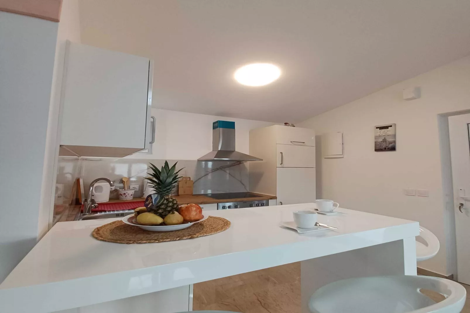 Beachfront Apartment with Balcony and Sea View-Keuken