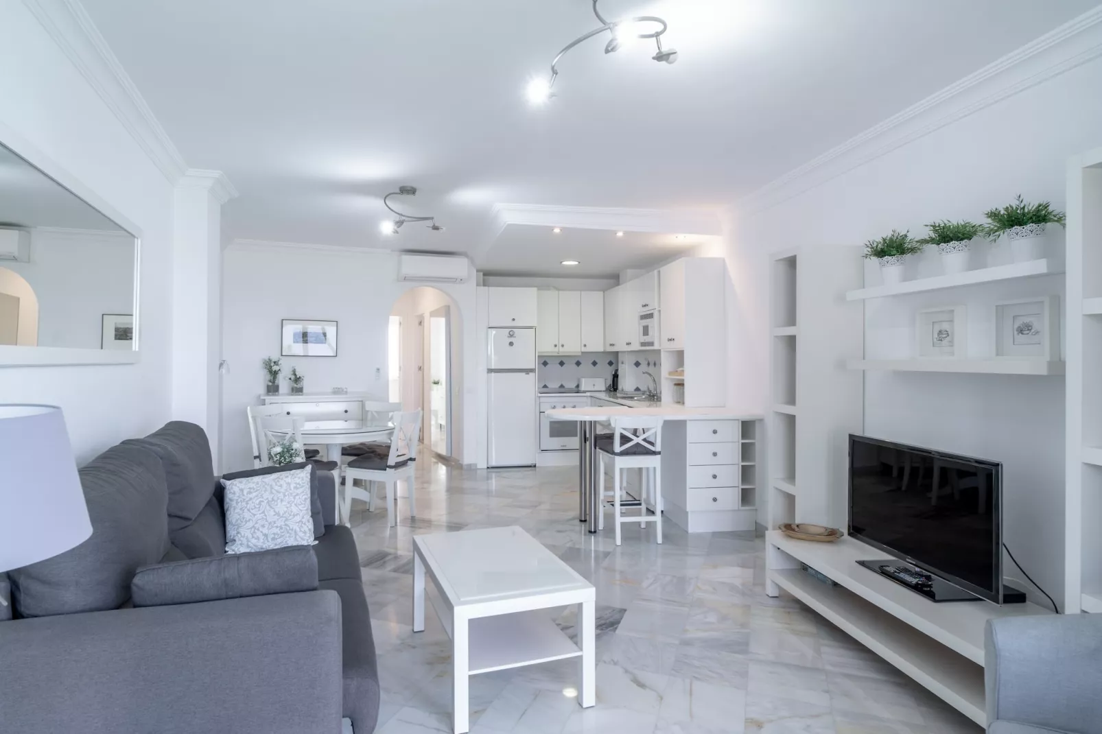 Stella Maris Beachfront B by Casasol-Woonkamer