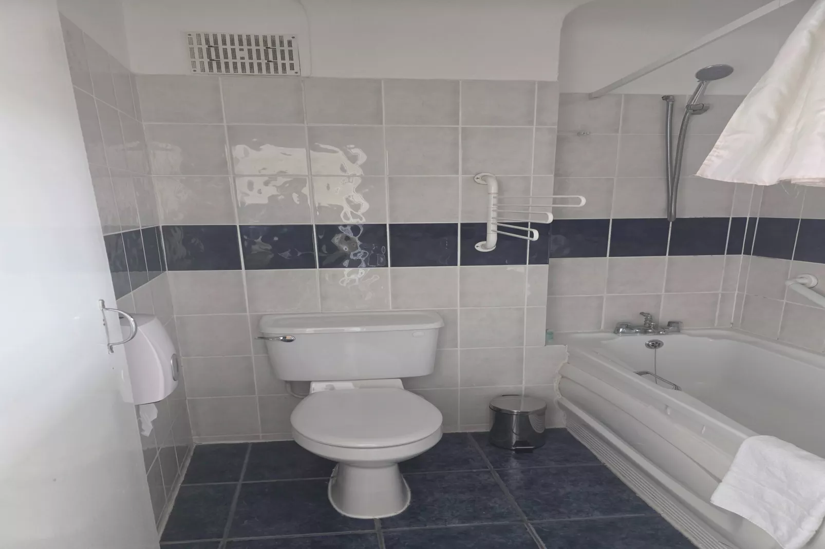Russel Triple Room-Badkamer