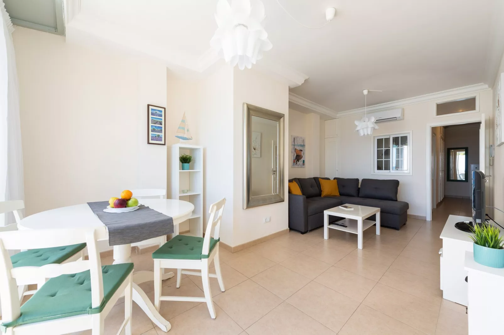 Front line with nice terrace By CanariasGetaway-Eetkamer