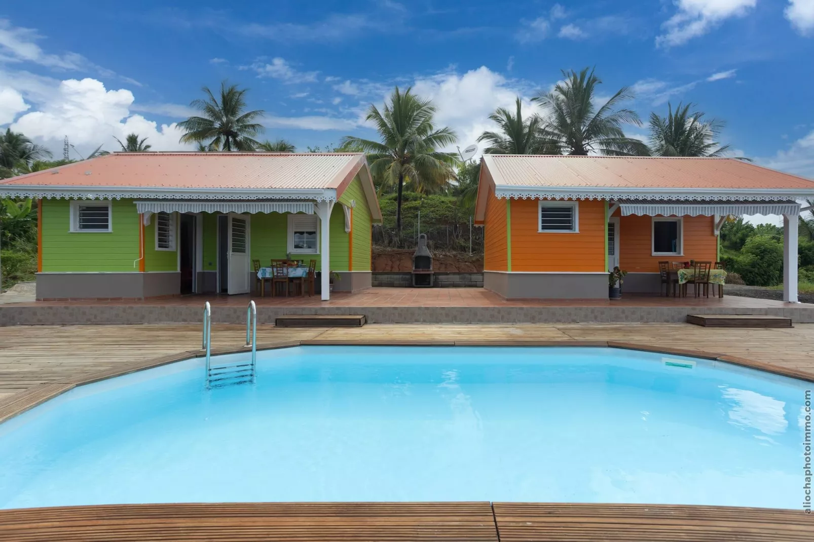 2 Bungalows avec Piscine - Buitenkant zomer