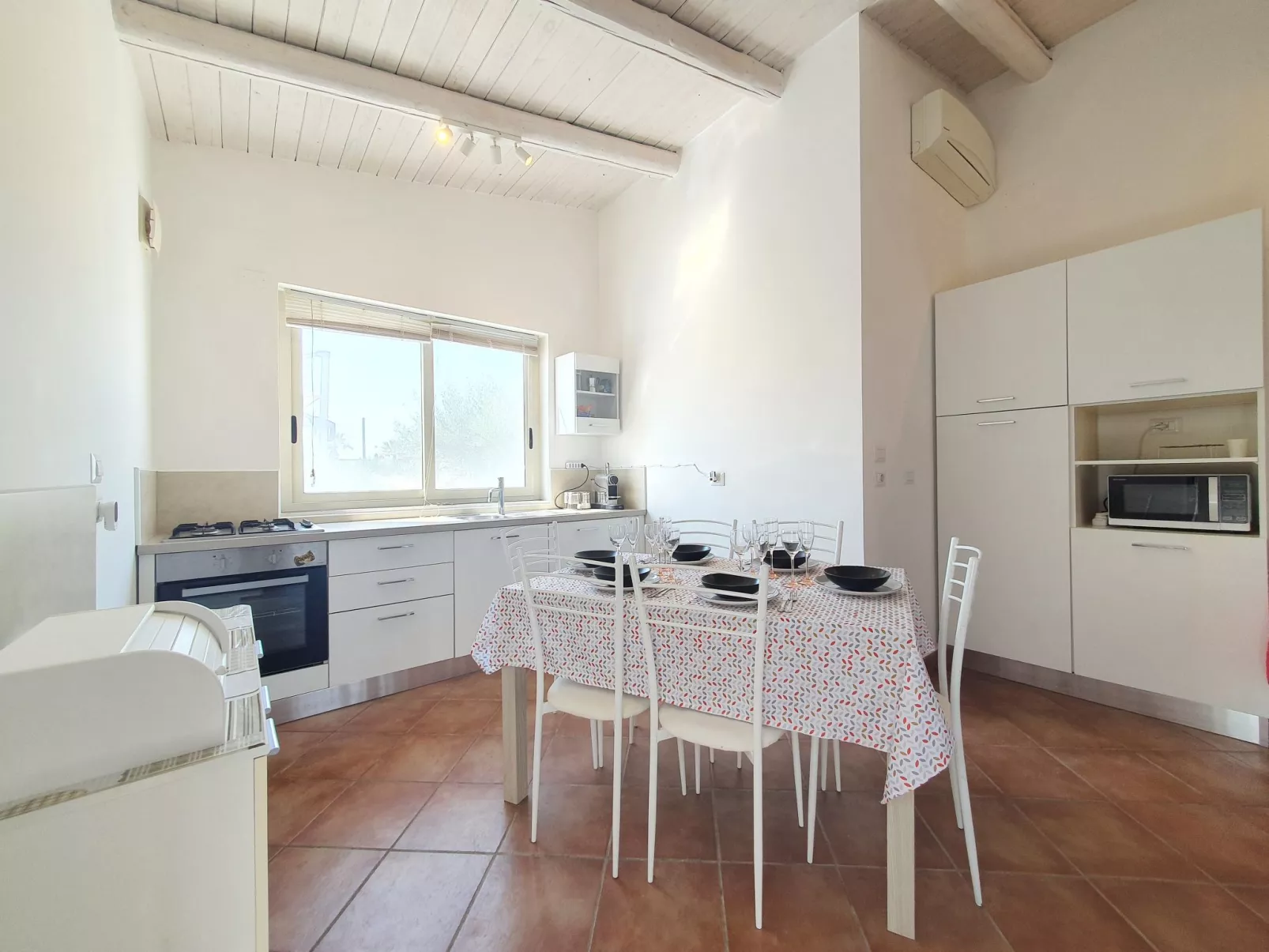 The Sunshine House-Binnen