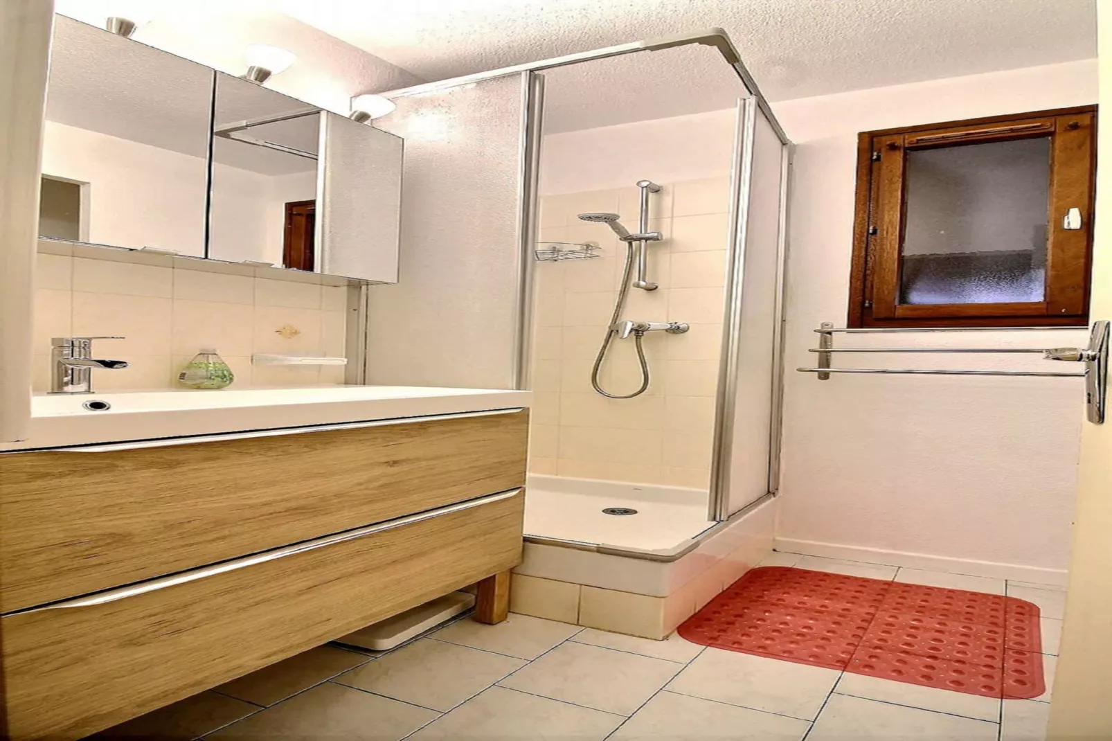 LOU 158 ROUSS-Badkamer