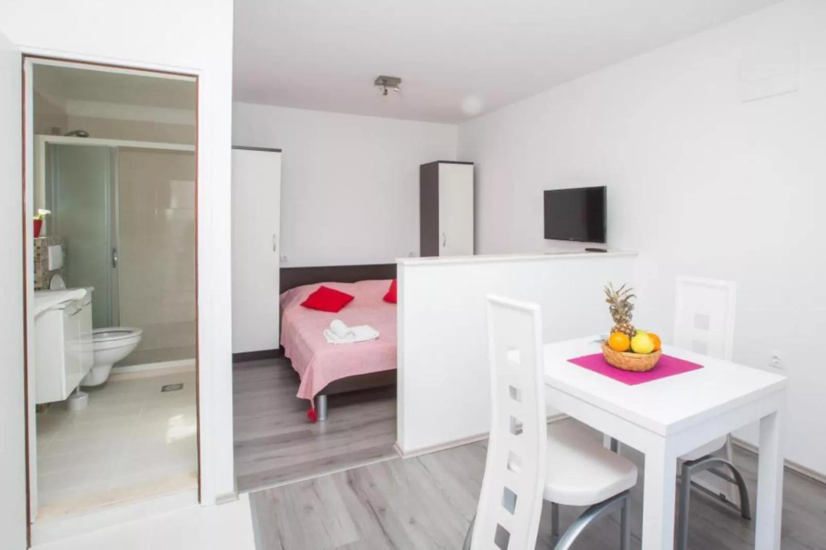 Villa Roza - Studio Apartment with Balcony-Slaapkamer