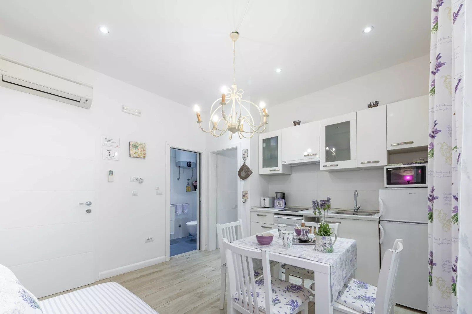 L & L Old Town Apartments - One bedroom Apartment (Lavander)-Eetkamer