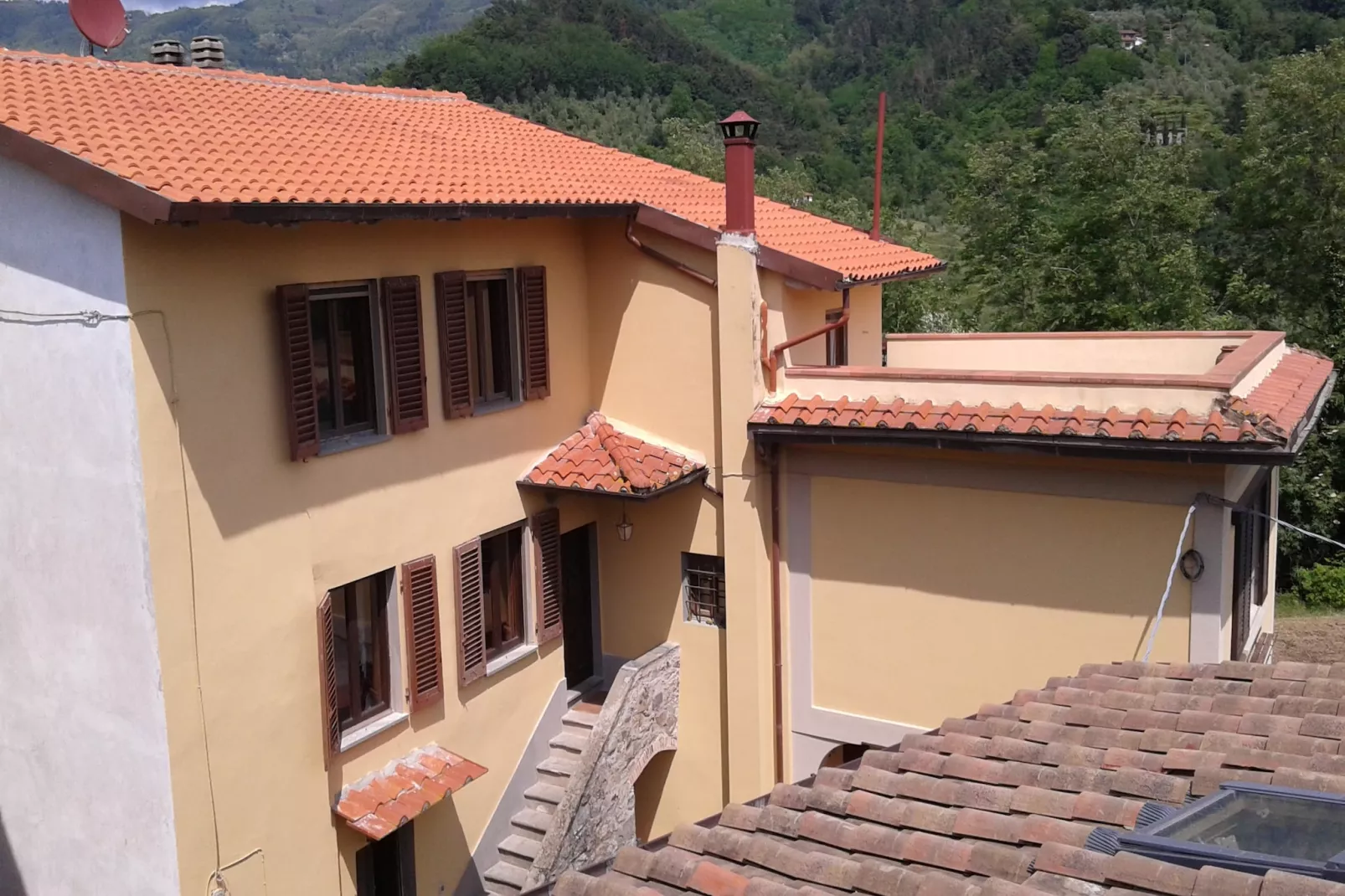 Appartamento Marliana-Buitenkant zomer