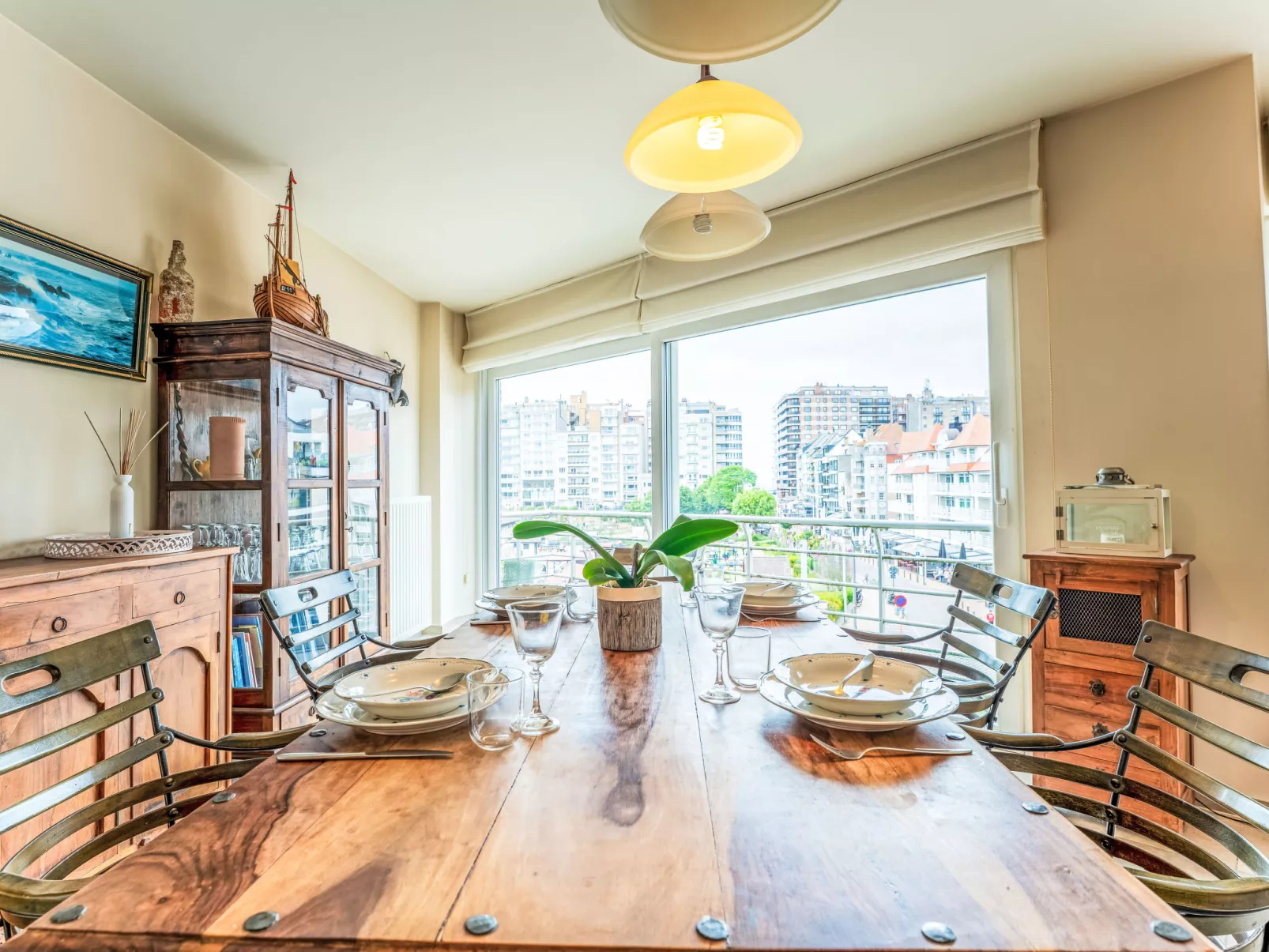 Bonito with balcony & harbour view-Binnen