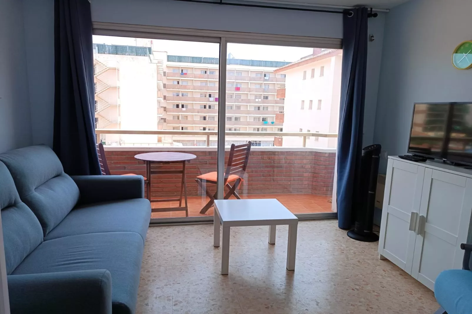 Vivalidays Lara - Fenals - LLoret de Mar-Woonkamer