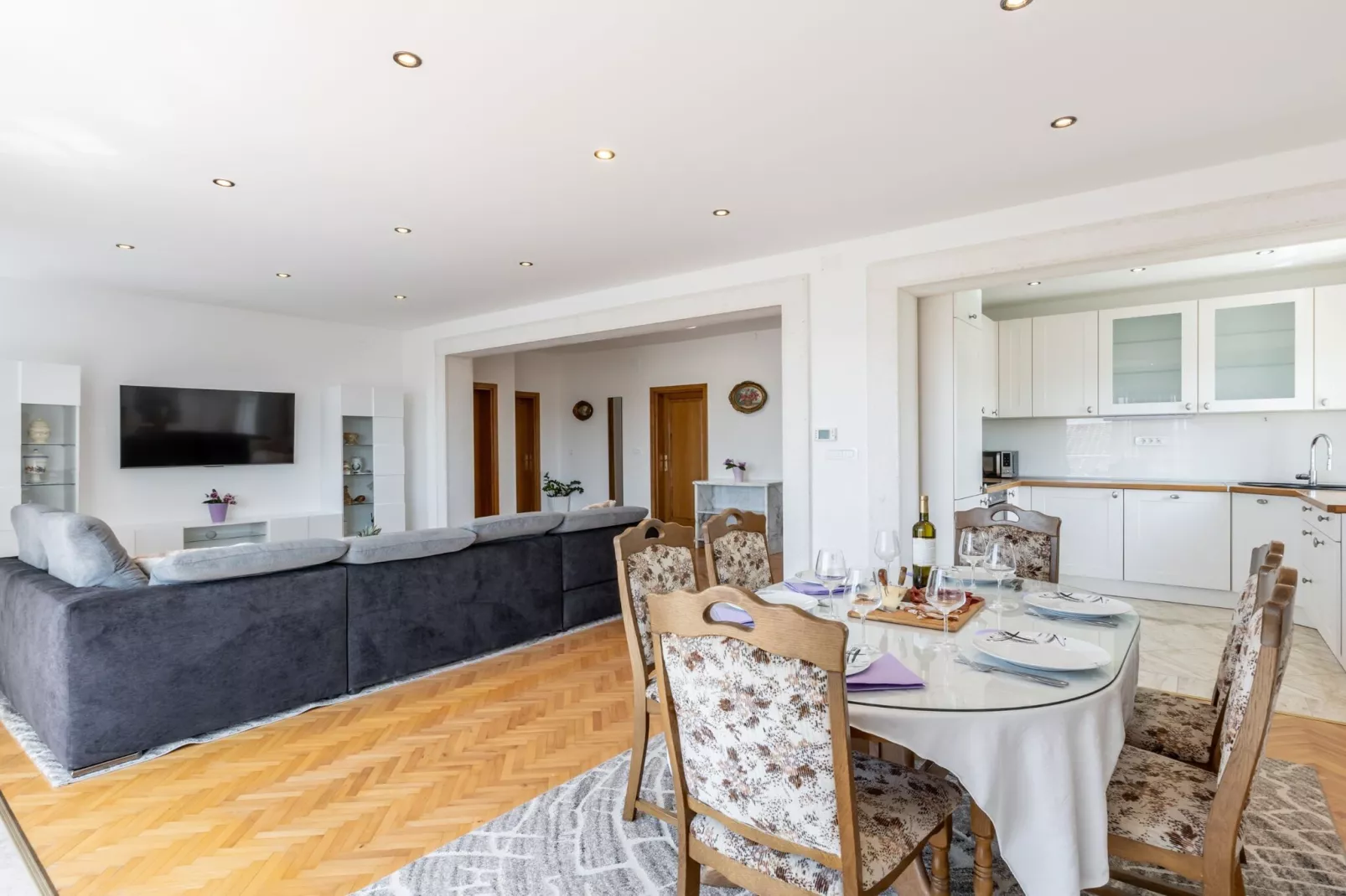 Apartment Merita - Two Bedroom Apartment with Balcony-Eetkamer