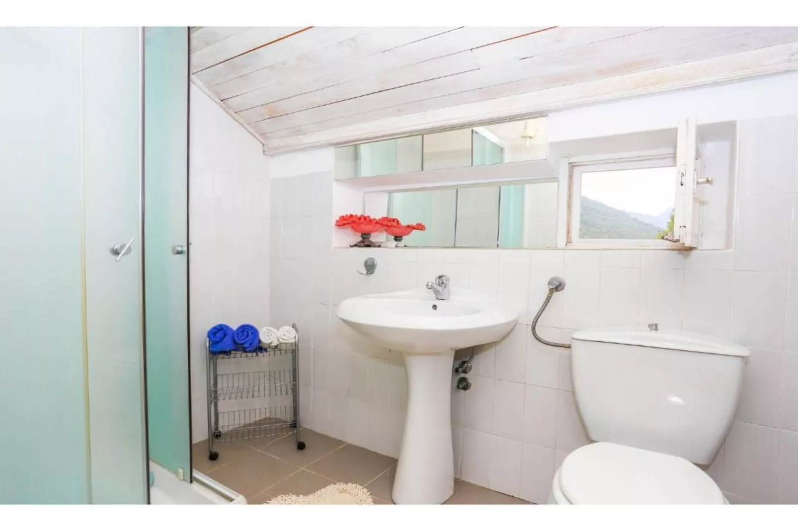 Seaside Holiday Home Andrija - Two Bedroom Holiday Home with Sea View-Badkamer
