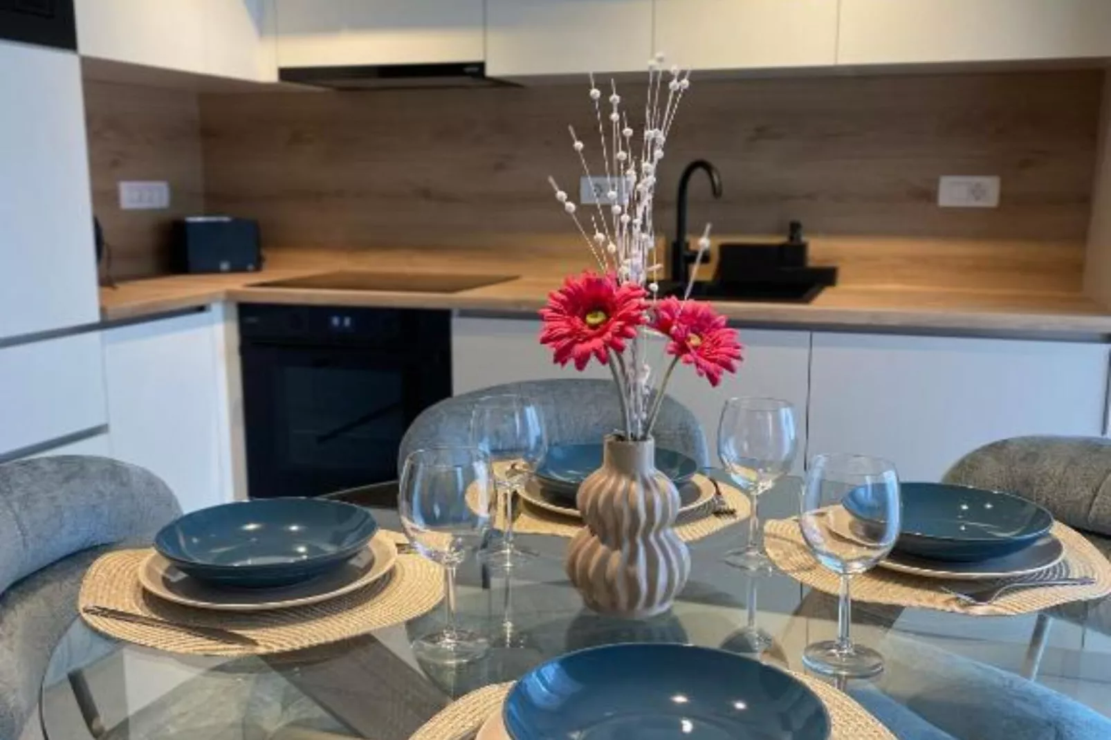One Bedroom Apartment with  Balcony and City View-Eetkamer