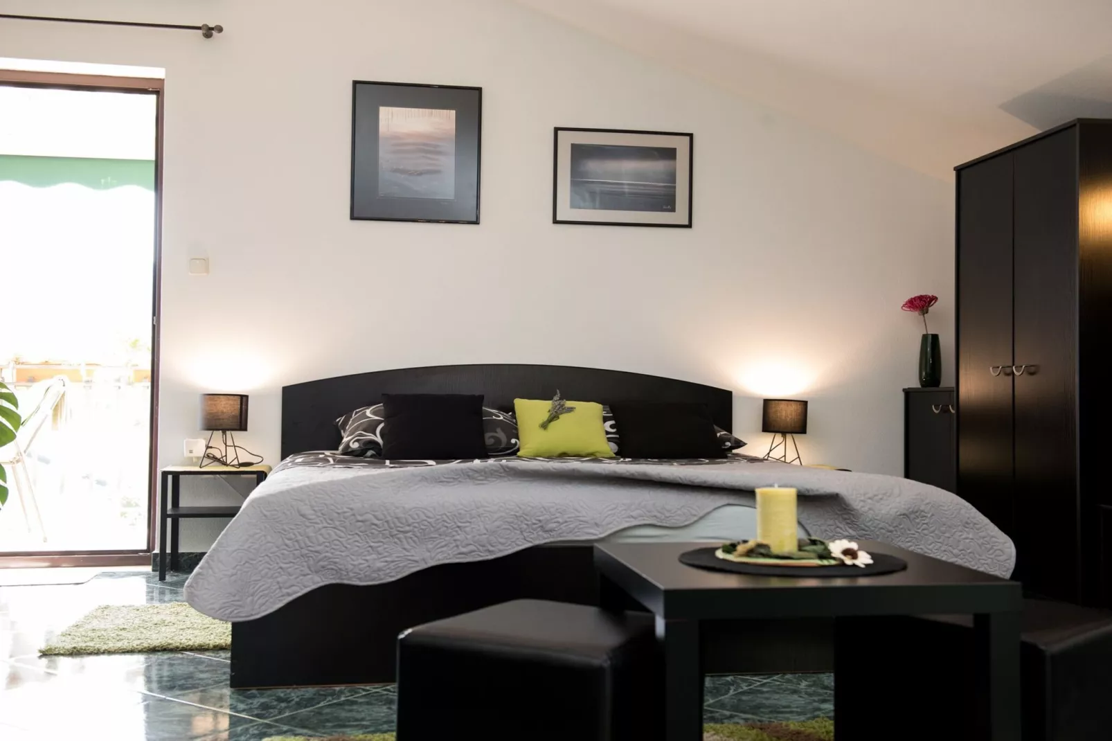 Stylish Lovran Sea View Apartments - Studio Apartment with Balcony and Sea View-Slaapkamer