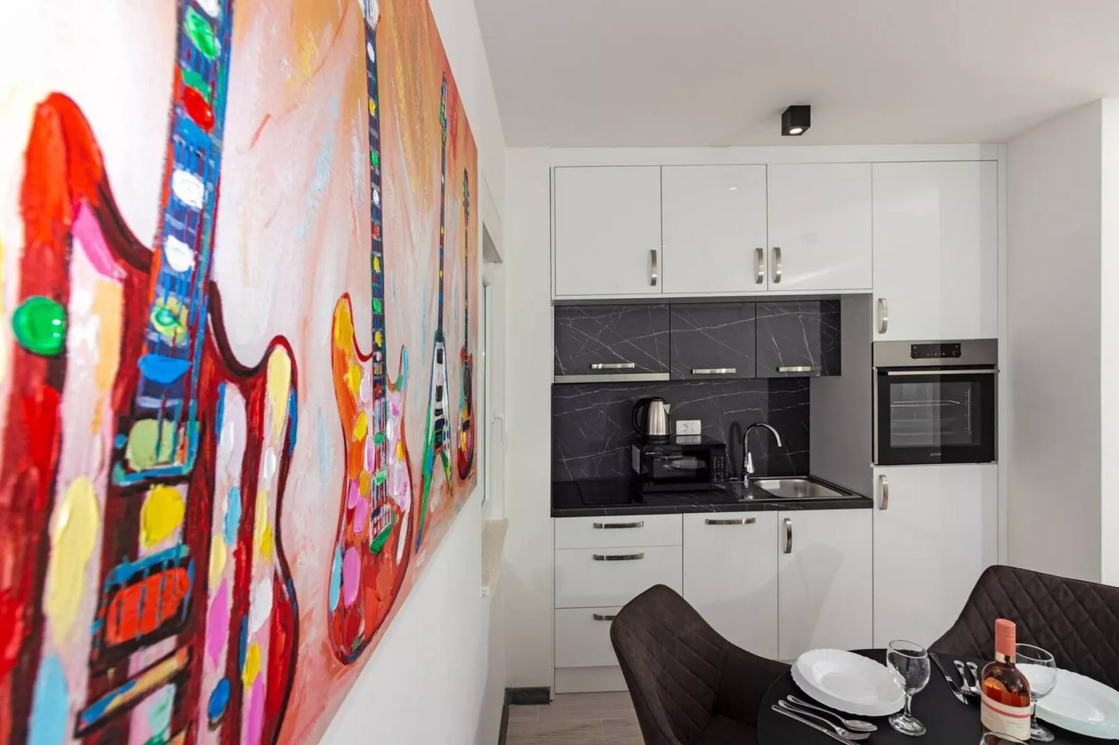 Modern Apartments with Private Balcony - Premium One Bedroom Apartment (Owner S2)-Keuken