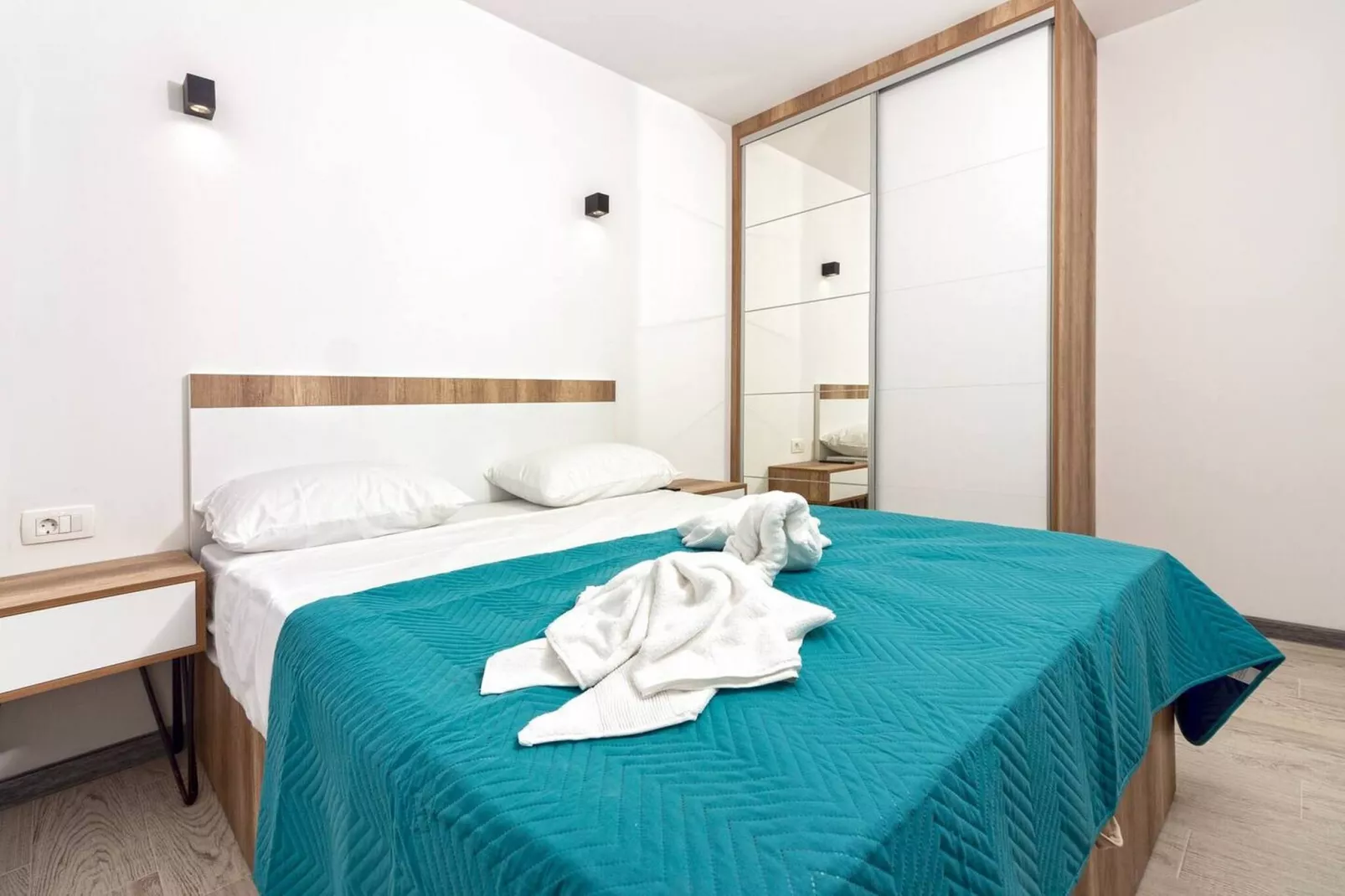 Modern Apartments with Private Balcony - Deluxe One Bedroom Apartment (Owner S3)-Slaapkamer