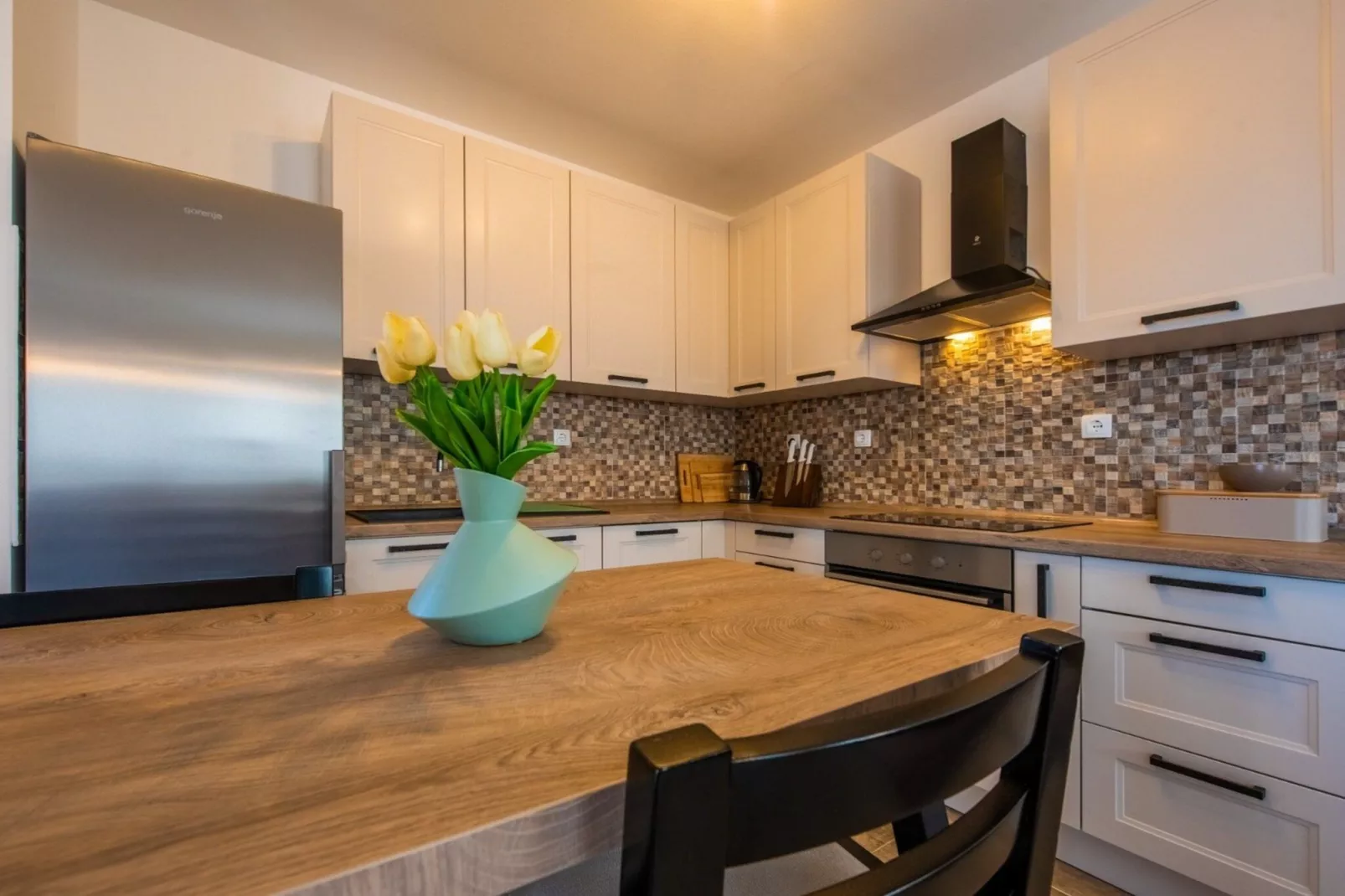 Charming and Tranquil Kastel Gomilica Apartment with Balcony and Patio - Three Bedroom Apartment-Eetkamer