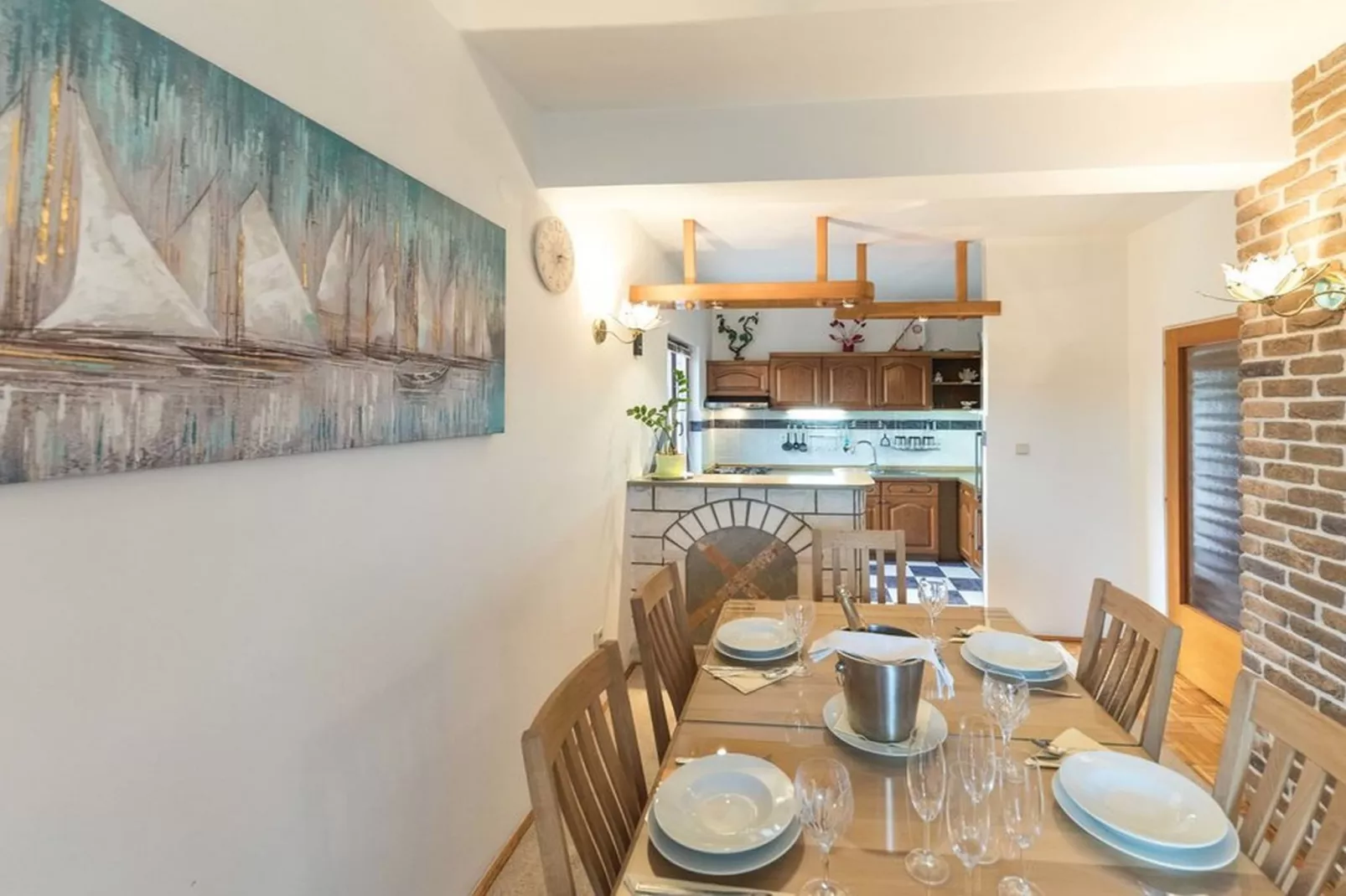 Relaxing Holiday Home with Pool, Fitness Area, and Entertainment Facilities - Six Bedroom Holiday Home-Eetkamer