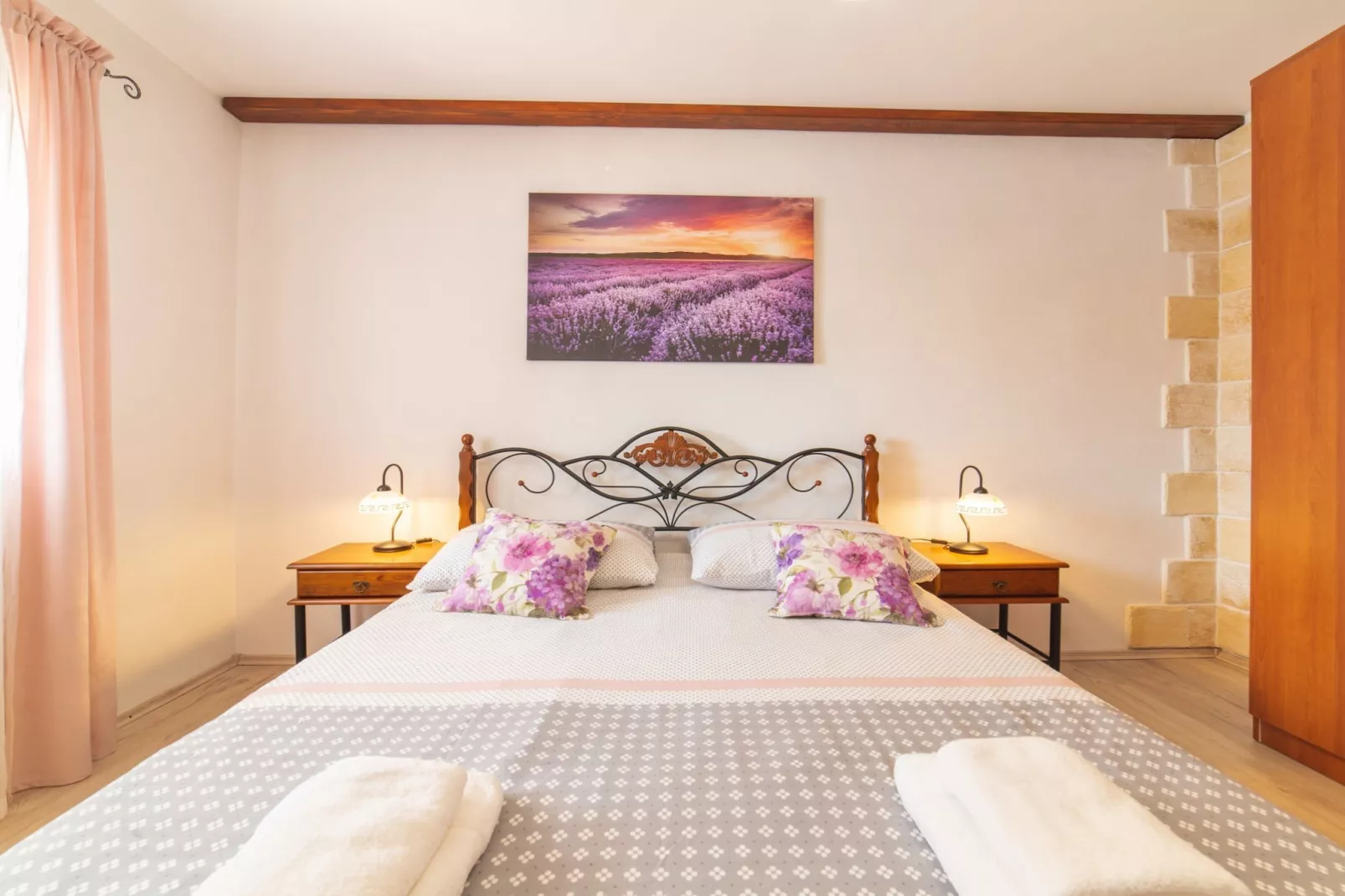 Serene Retreat Holiday Home with Pool - Two Bedroom Holiday Home with Pool-Slaapkamer